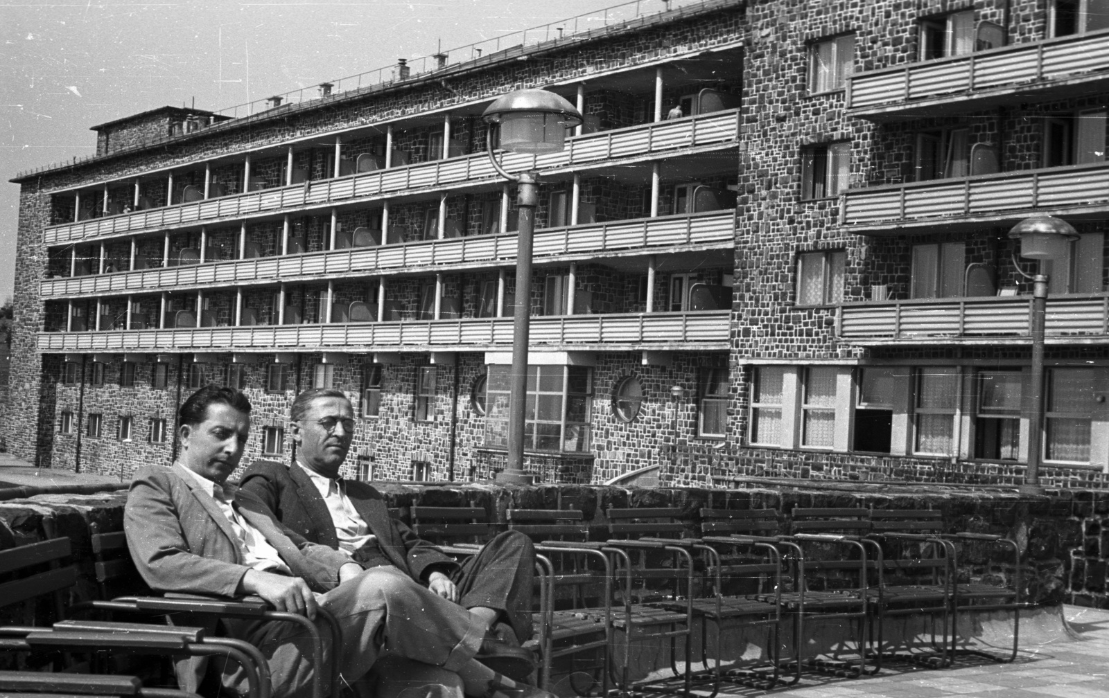 Hungary, Galyatető, Mátraszentimre, Nagyszálló., 1954, Nagy Gyula, hotel, relaxation, lamp post, outdoor chair, Károly Puskás-design, György Uray-design, Fortepan #51775