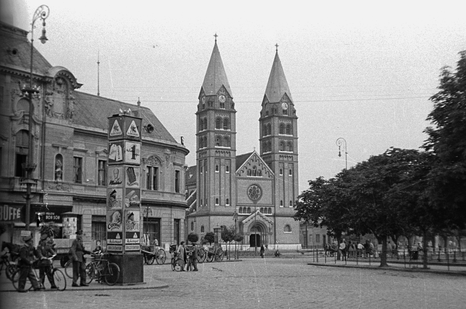 Magyarország, Nyíregyháza, Kossuth tér, Korona szálló, római katolikus székesegyház., 1953, Nagy Gyula, kerékpár, templom, kandeláber, hirdetőoszlop, katolikus, Fortepan #51800