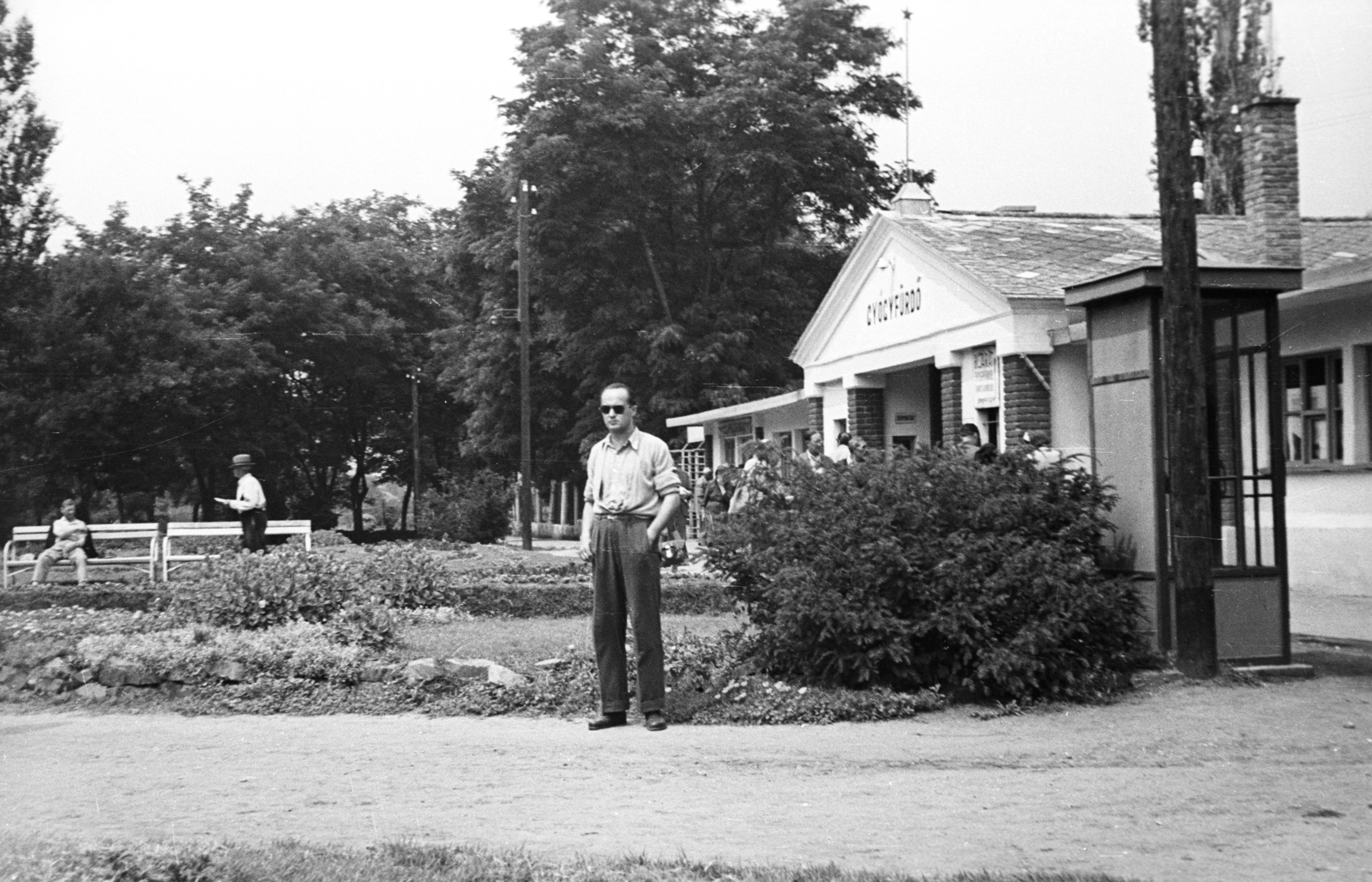 Hungary, Hajdúszoboszló, Gyógyfürdő bejárat., 1953, Nagy Gyula, swimming pool, shades, phone booth, Fortepan #51811