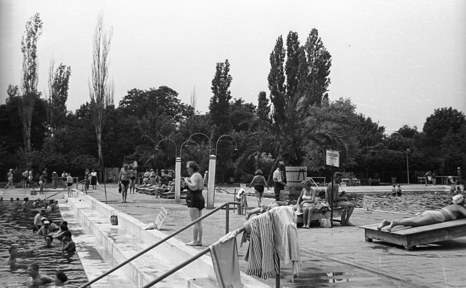 Hungary, Hajdúszoboszló, strand., 1953, Nagy Gyula, beach, swimming pool, bathing, shower, pool stairs, Fortepan #51812