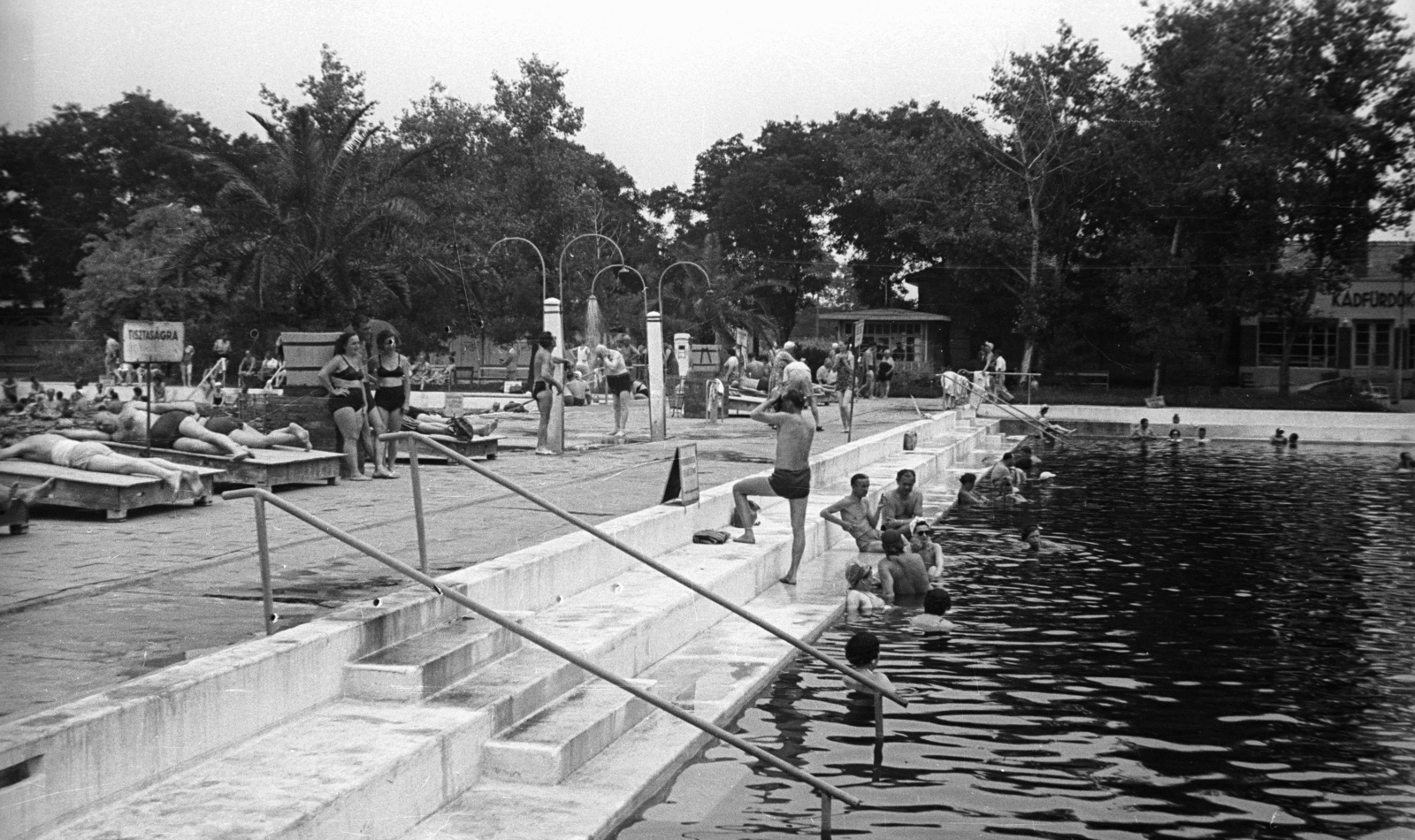 Hungary, Hajdúszoboszló, strand., 1953, Nagy Gyula, beach, swimming pool, bathing, shower, pool stairs, Fortepan #51815