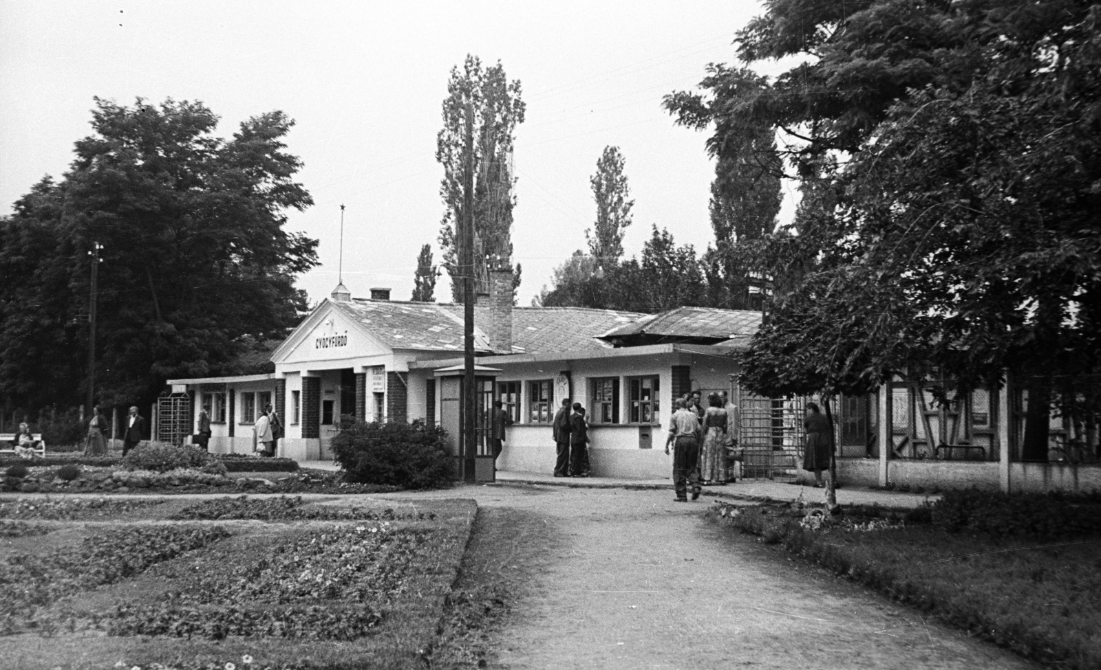 Hungary, Hajdúszoboszló, Gyógyfürdő bejárat., 1953, Nagy Gyula, swimming pool, pylon, phone booth, Fortepan #51816