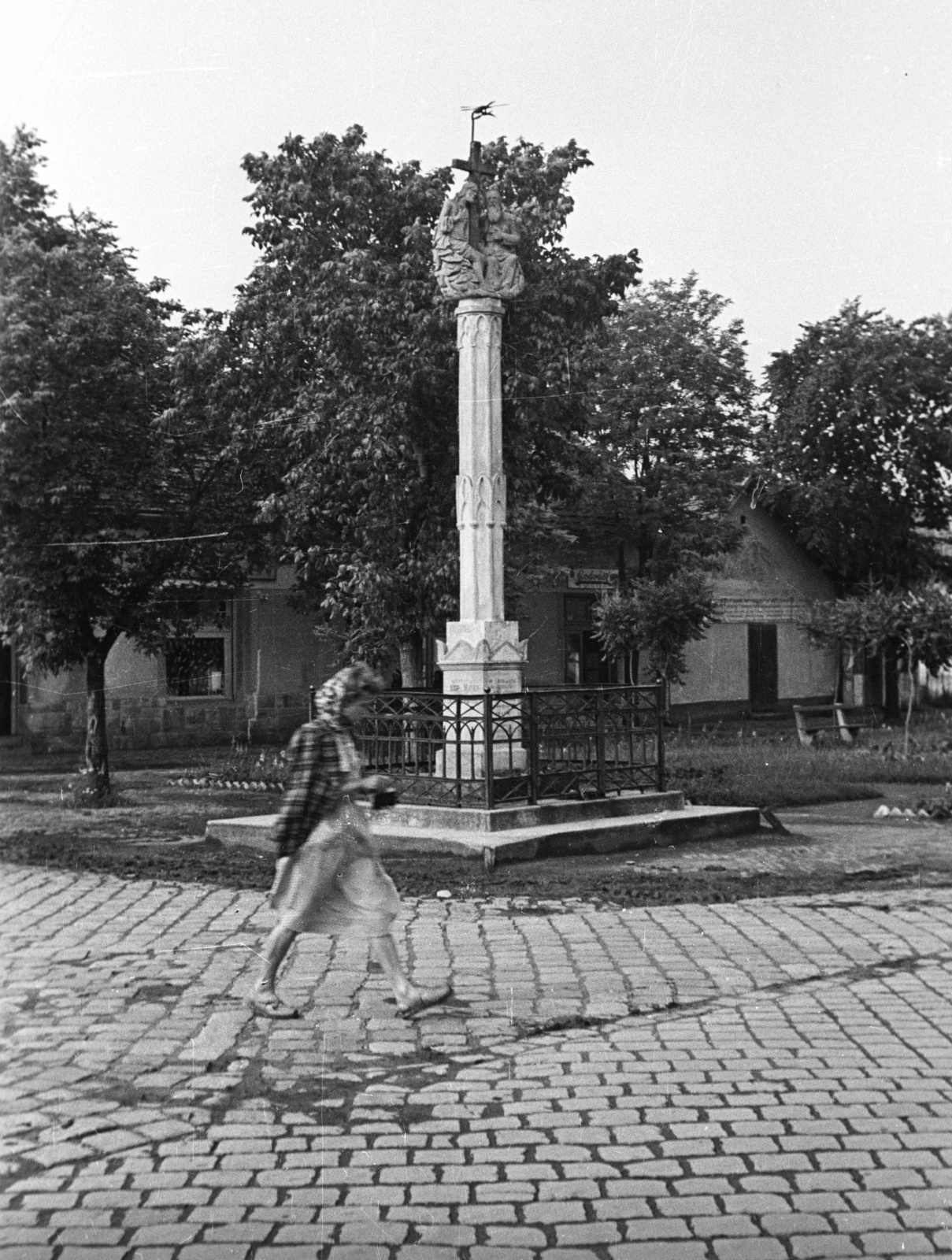 Hungary, Törökszentmiklós, Hunyadi (Pánthy) tér, Szentháromság-szobor (később az Ipolyi Arnold téren, a katolikus templom előtt állították fel)., 1953, Nagy Gyula, sculpture, Holy Trinity Statue, Fortepan #51817