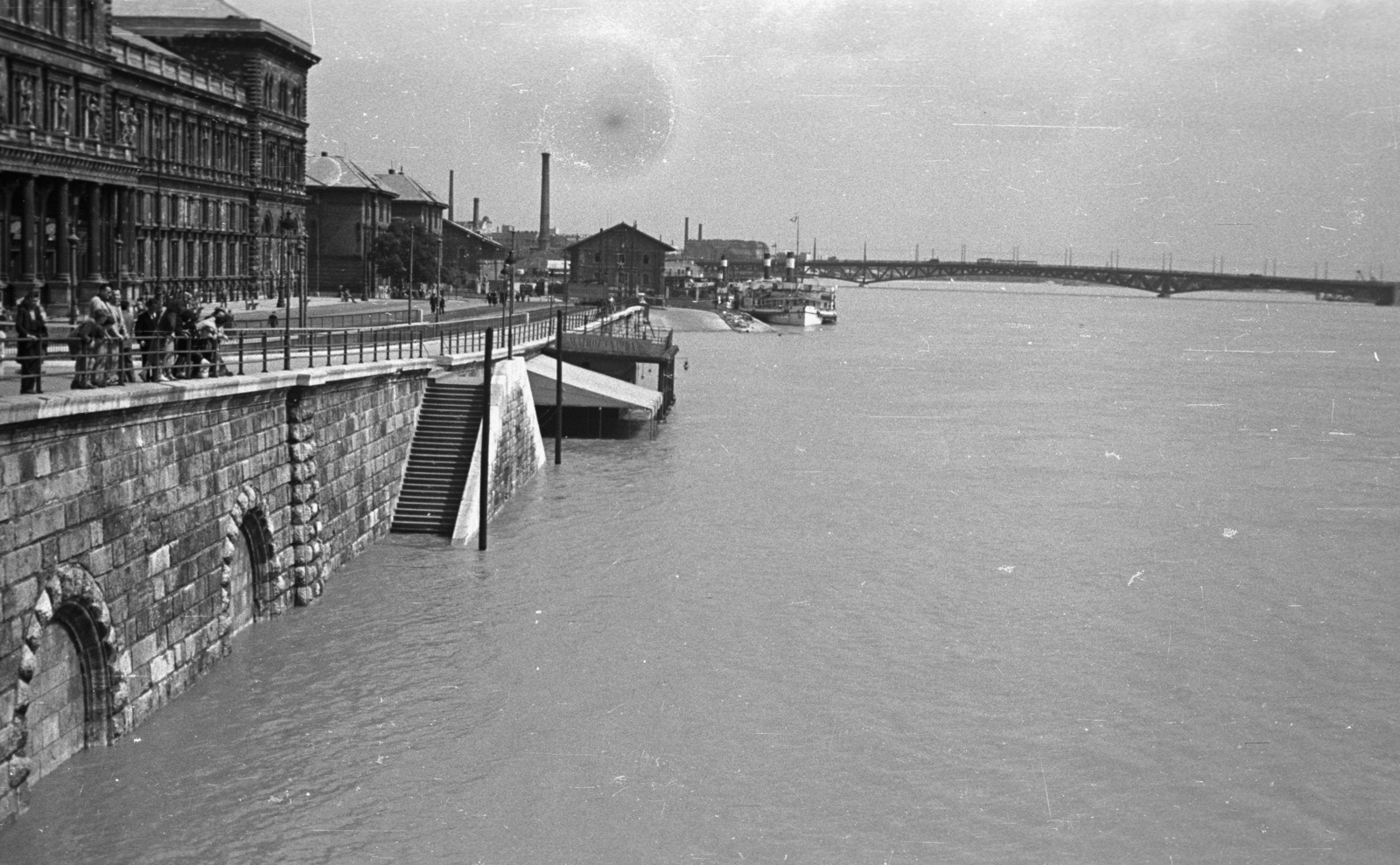 Magyarország, Budapest IX., Fővám (Dimitrov) tér, Pesti alsó rakpart a Petőfi híd felé nézve. Háttérben a Táncsics oldalkerekes gőzhajó., 1954, Nagy Gyula, hajó, híd, árvíz, gőzhajó, Duna, Budapest, Duna-híd, Álgyay Hubert Pál-terv, Fortepan #51820