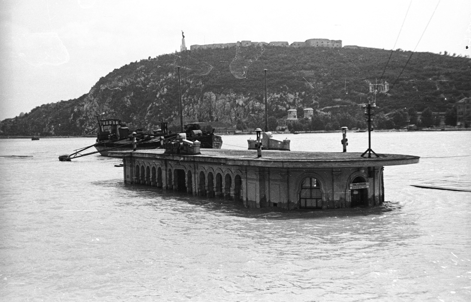 Hungary, Budapest V., Vigadó (Molotov) téri hajóállomás, háttérben a Gellért-hegy., 1954, Nagy Gyula, ship, barge, flood, fort, Danube, boat station, Budapest, Fortepan #51822