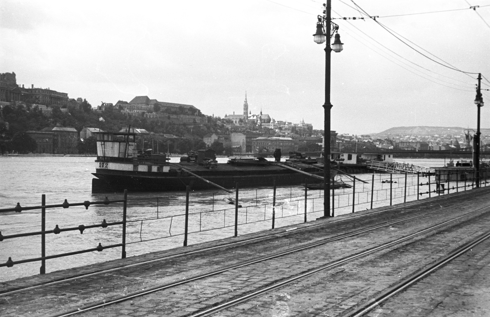 Hungary, Budapest V., Vigadó (Molotov) téri hajóállomás, háttérben a budai Vár és a Széchenyi Lánchíd., 1954, Nagy Gyula, ship, barge, flood, fence, boat station, Budapest, Fortepan #51823