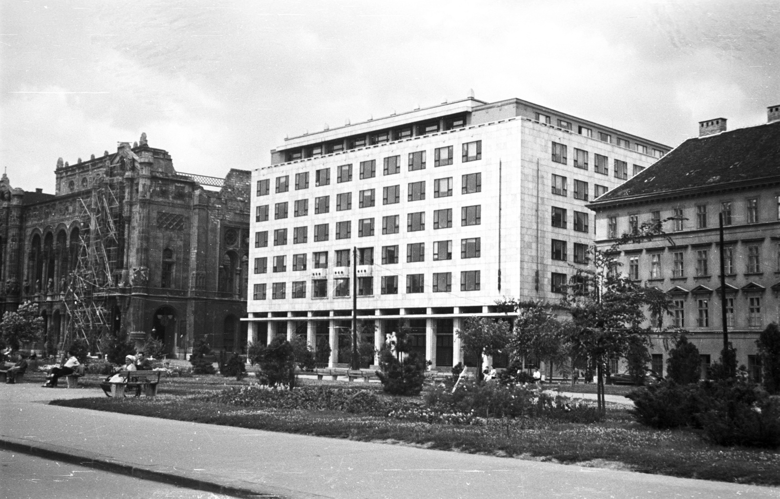 Hungary, Budapest V., Apáczai Csere János utca a Dunakorzóról nézve. Középen az UVATERV irodaház, balra a romos Vigadó., 1954, Nagy Gyula, office, war damage, Frigyes Feszl-design, damaged building, modern architecture, Budapest, István Nyiri-design, events' center, Fortepan #51824