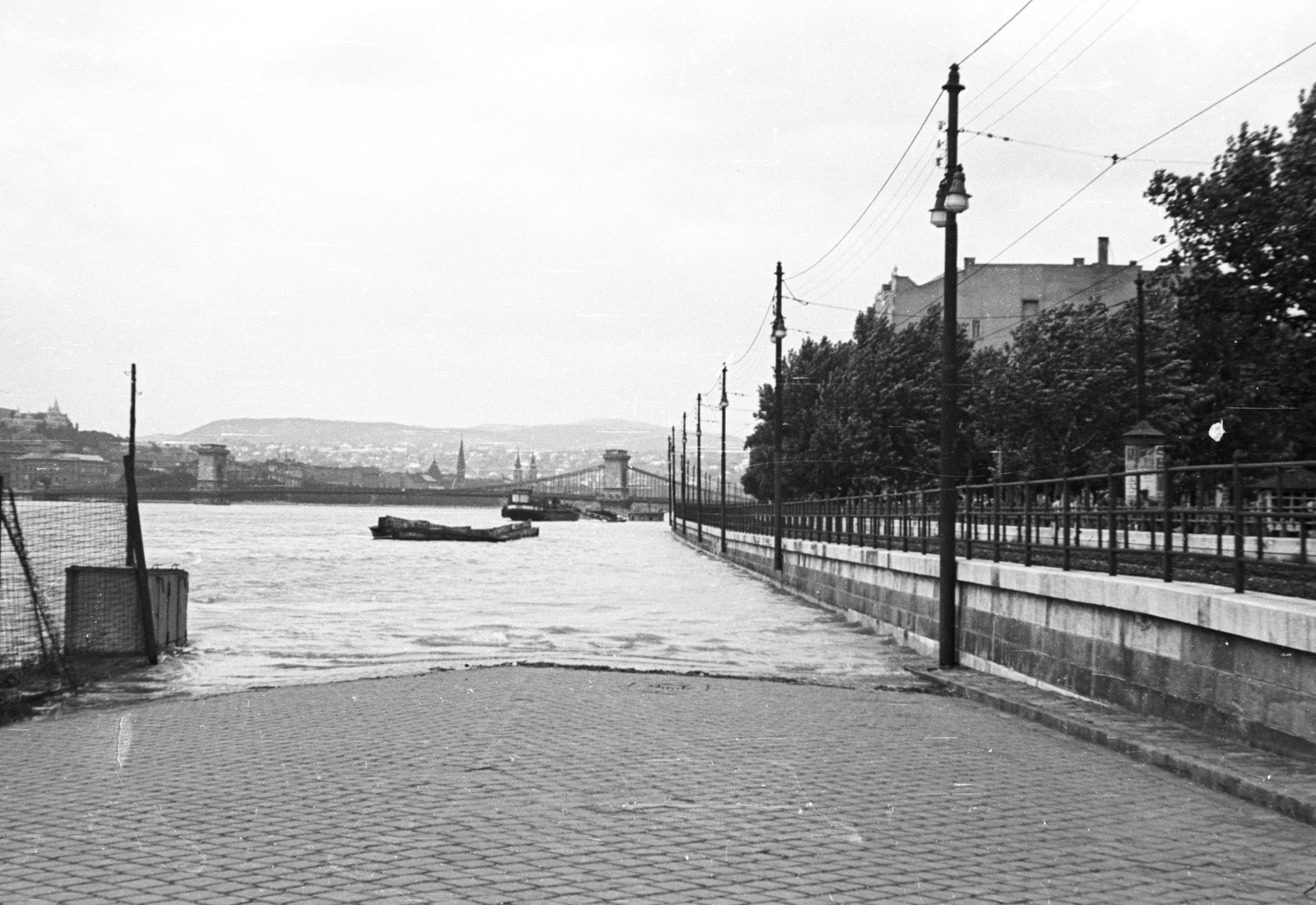 Hungary, Budapest V., pesti alsó rakpart a Petőfi térnél a Széchenyi Lánchíd felé nézve., 1954, Nagy Gyula, bridge, flood, fence, wharf, Budapest, suspension bridge, William Tierney Clark-design, Fortepan #51829
