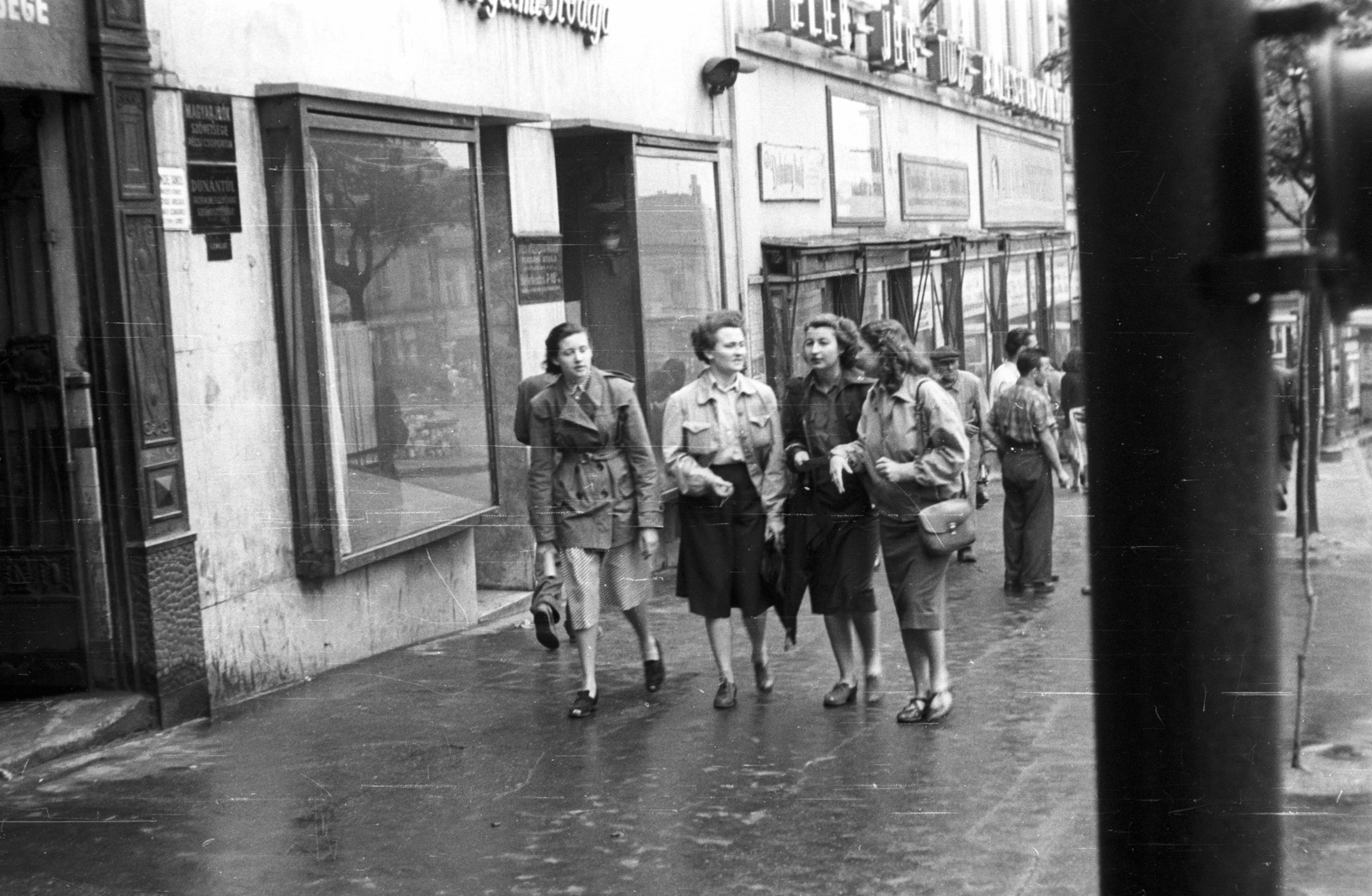Magyarország, Pécs, Széchenyi tér., 1953, Nagy Gyula, utcakép, hölgy, szoknya, viharkabát, anorák, Fortepan #51844