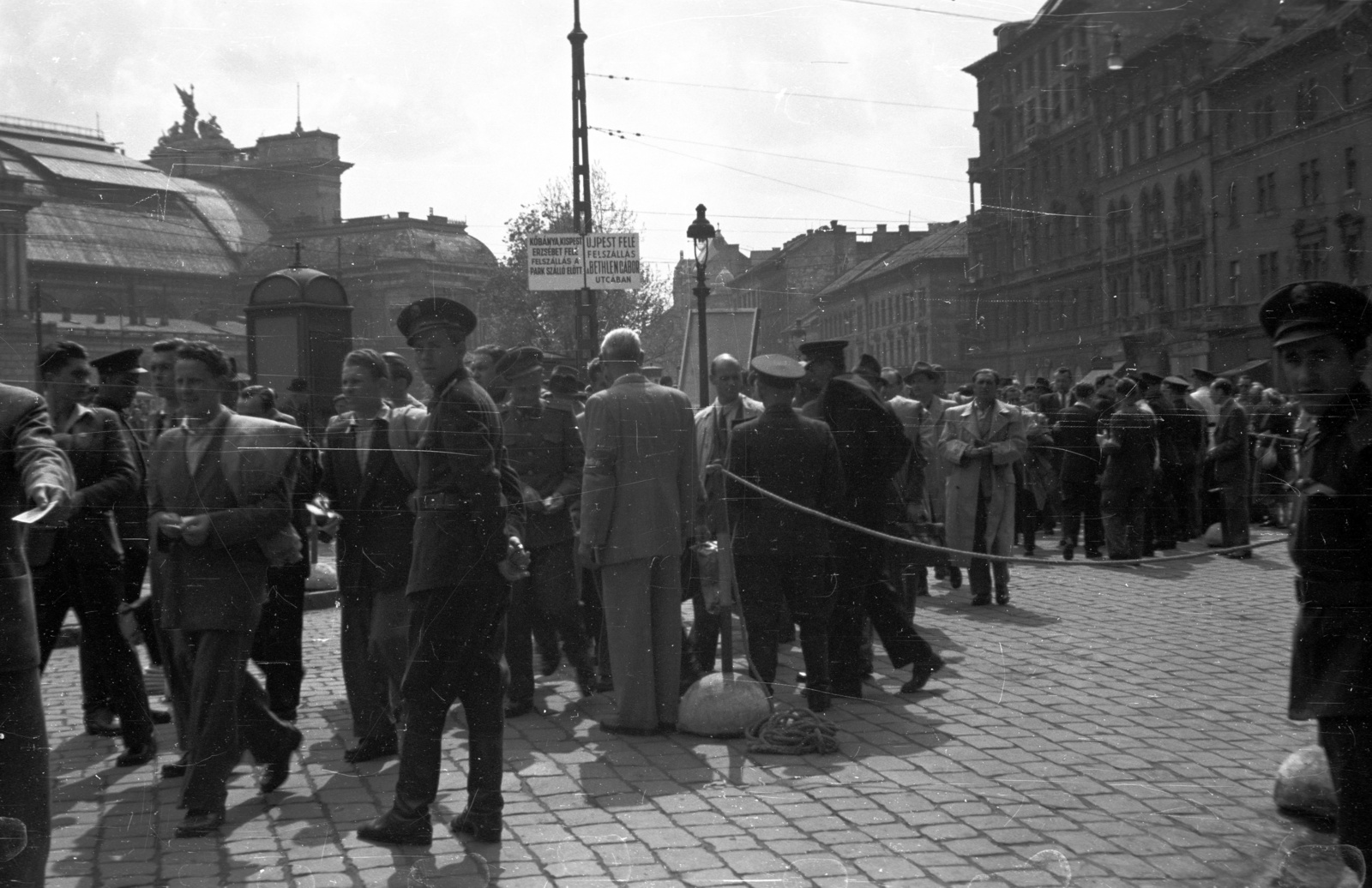 Magyarország, Budapest VIII.,Budapest VII., Baross tér a Verseny utca torkolatánál., 1953, Nagy Gyula, tömeg, szurkoló, telefonfülke, Budapest, Fortepan #51857