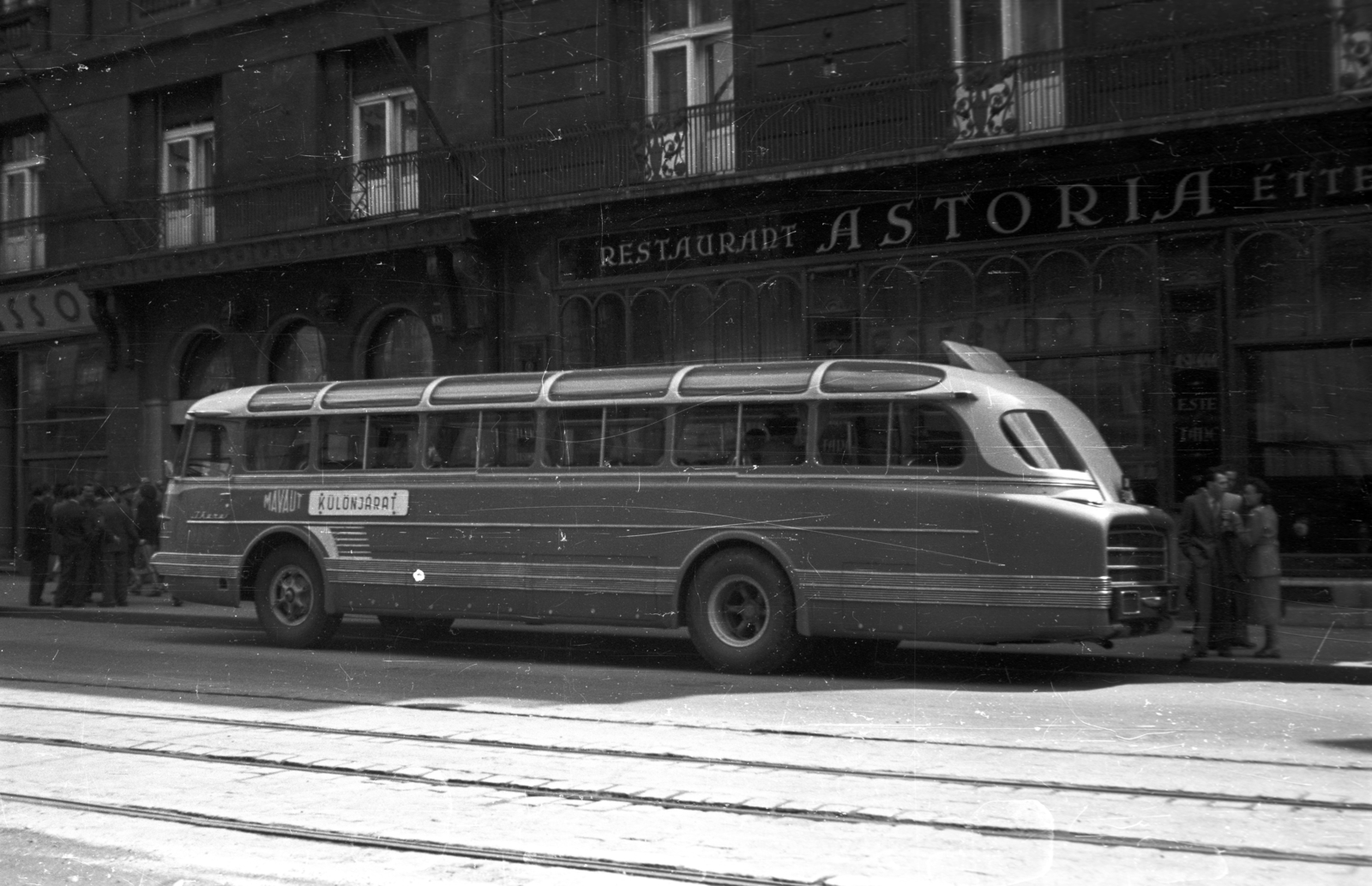 Magyarország, Budapest V., Kossuth Lajos utca, Astoria szálló, előtte a nullszériás Ikarus 55 típusú távolsági autóbuszok egyike., 1955, Nagy Gyula, autóbusz, cégtábla, magyar gyártmány, utcakép, eszpresszó, étterem, Ikarus-márka, MÁVAUT-szervezet, Ikarus 55, Budapest, Fortepan #51861