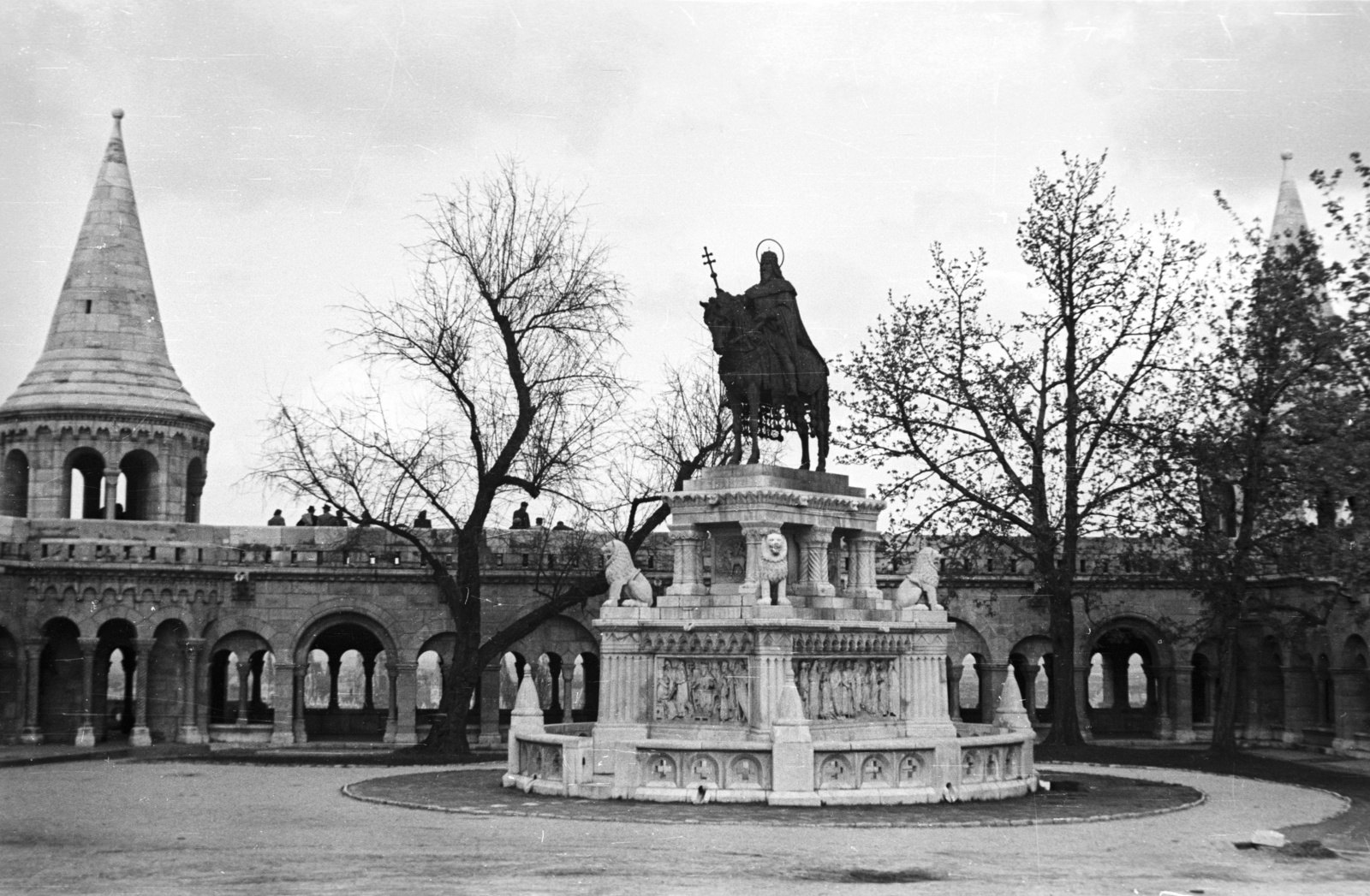 Hungary, Budapest I., Szentháromság tér, Szent István szobra (Stróbl Alajos, 1906.) a Halászbástyánál., 1953, Nagy Gyula, sculpture, horse sculpture, Saint Stephen I-portrayal, Budapest, Fortepan #51867