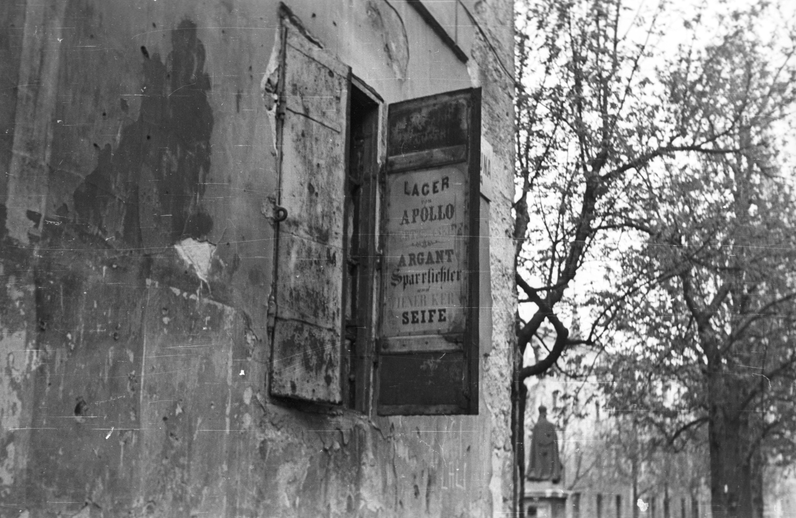 Hungary, Budapest I., Fortuna utca - Hess András tér sarok., 1953, Nagy Gyula, sign-board, sculpture, Budapest, Fortepan #51873