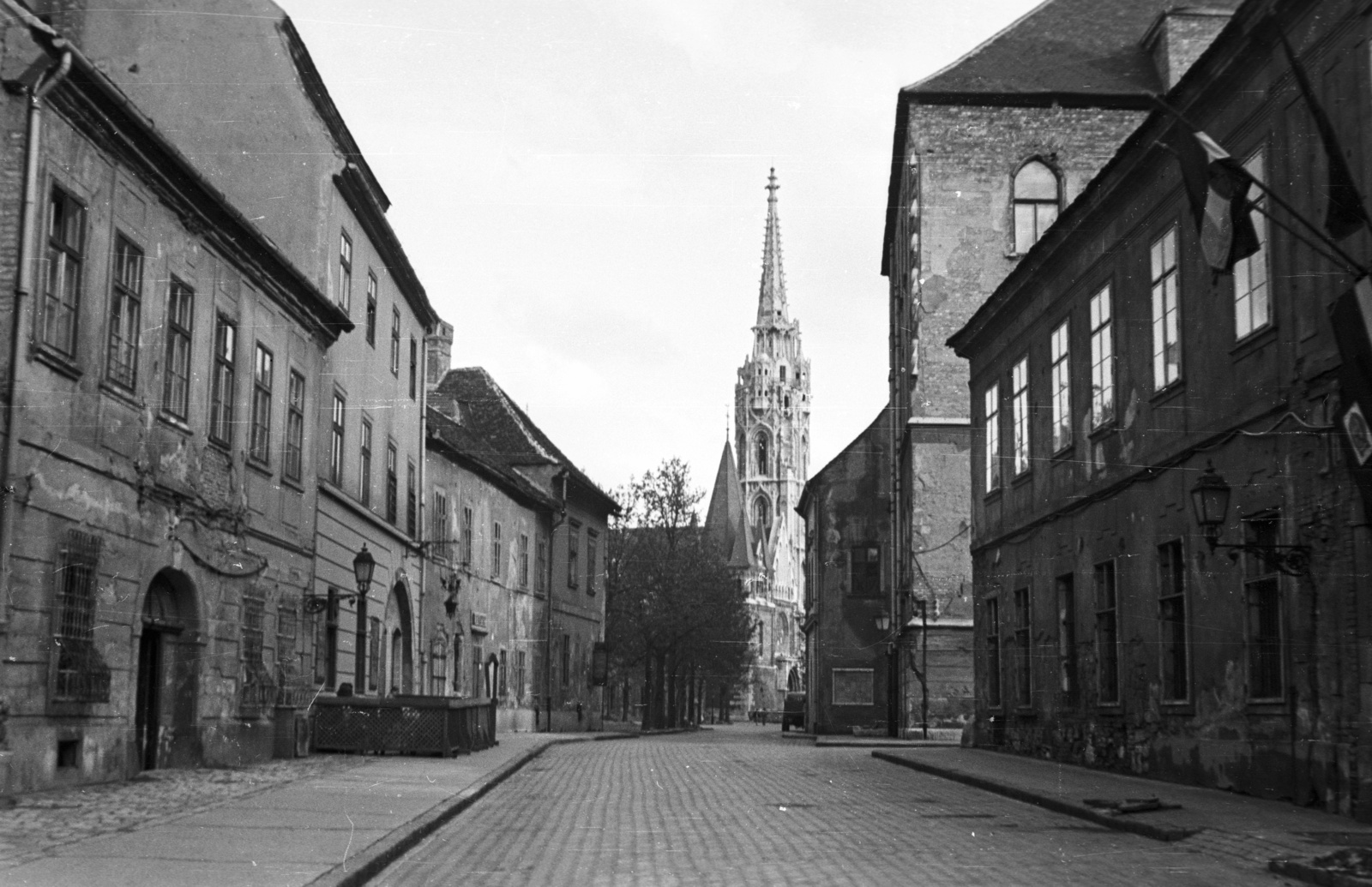 Hungary, Budapest I., Fortuna utca a Mátyás-templom felé nézve, jobbra a Fortuna köz., 1953, Nagy Gyula, church, street view, Budapest, Fortepan #51874