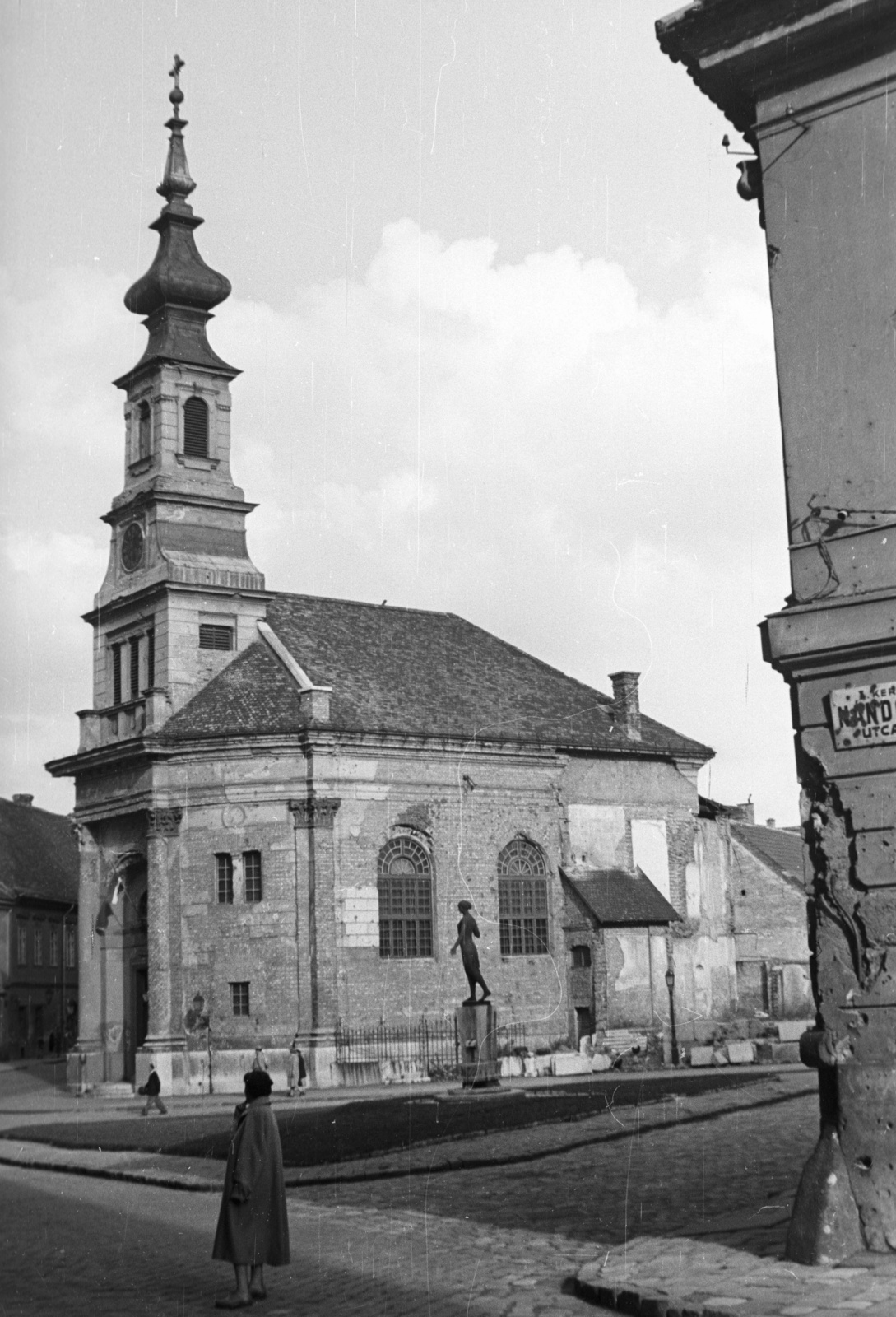 Hungary, Budapest I., Bécsi kapu tér a Nándor utcából nézve, Budavári Evangélikus templom és a Kazinczy emlékkút (Pásztor János, 1936.)., 1953, Nagy Gyula, church, eclectic architecture, Budapest, Mór Kallina-design, Neo-Baroque-style, Fortepan #51878