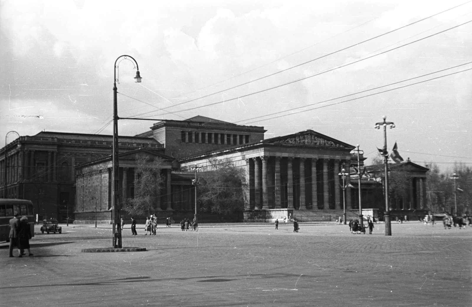 Hungary, Budapest XIV., Hősök tere, Szépművészeti Múzeum., 1953, Nagy Gyula, museum, lamp post, eclectic architecture, Budapest, Albert Schickedanz-design, Neoclassical architecture, Fülöp Ferenc Herzog-design, Fortepan #51888