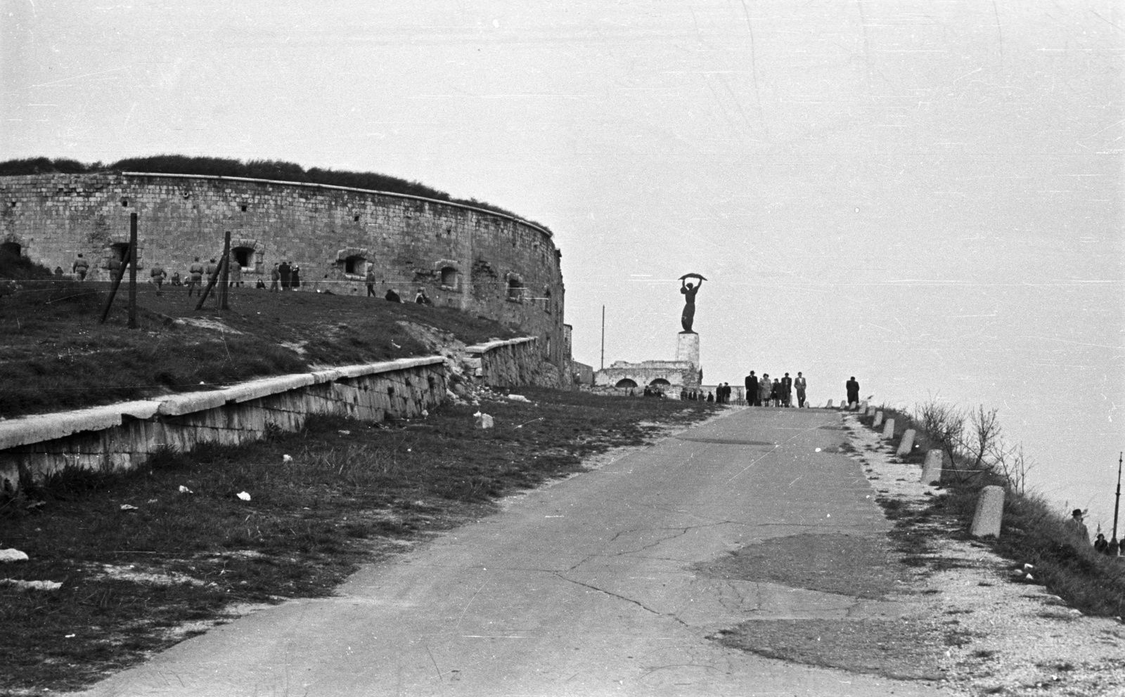 Hungary, Budapest XI., Citadella és a Szabadság-szobor., 1953, Nagy Gyula, freedom, sculpture, symbol, Budapest, Fortepan #51900