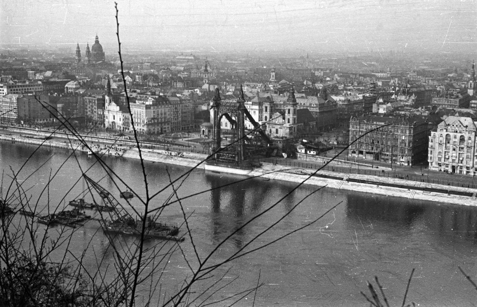 Hungary, Budapest I.,Budapest V., a lerombolt Erzsébet híd pesti hídfője a Gellérthegyről nézve., 1953, Nagy Gyula, ship, church, monument, wrecked bridge, wharf, Danube, ship crane, eclectic architecture, Budapest, suspension bridge, Antal Kherndl-design, Aurél Czekelius-design, Fortepan #51901