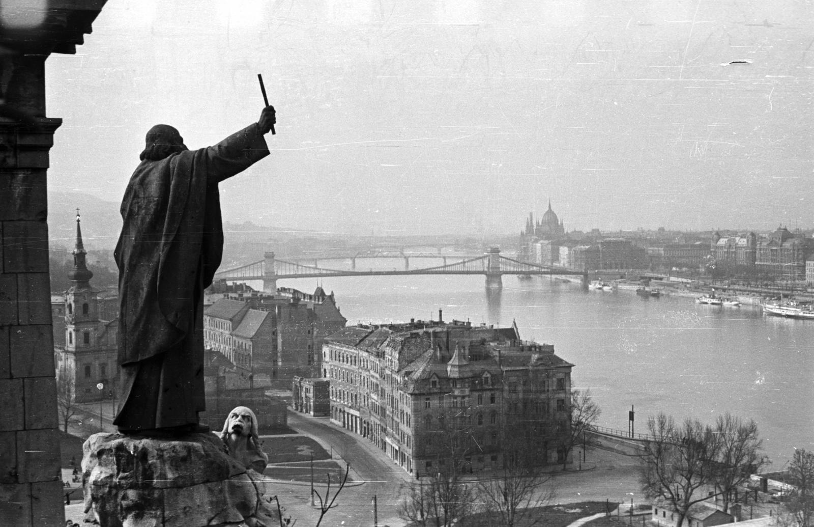 Hungary, Budapest I., Szent Gellért szobor (Jankovits Gyula, 1904.), látkép Duna hidakkal észak felé., 1953, Nagy Gyula, church, picture, Danube, Budapest, suspension bridge, Saint Gerard-portrayal, William Tierney Clark-design, Fortepan #51905