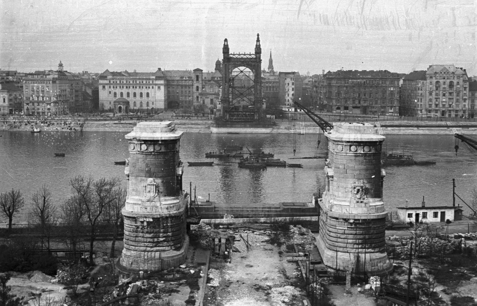 Hungary, Budapest I., a lerombolt Erzsébet híd budai hídfője., 1953, Nagy Gyula, ship, bridge, war damage, monument, wrecked bridge, Danube, ship crane, eclectic architecture, Budapest, suspension bridge, Antal Kherndl-design, Aurél Czekelius-design, Fortepan #51910