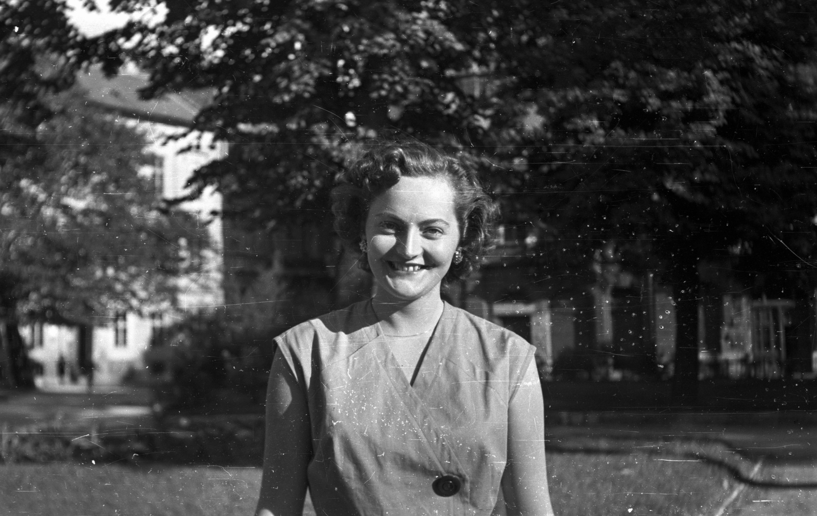 Hungary, Budapest V., Károlyi kert, háttérben a Magyar utca és Henszlmann Imre utca házai., 1953, Nagy Gyula, smile, Budapest, Fortepan #51931