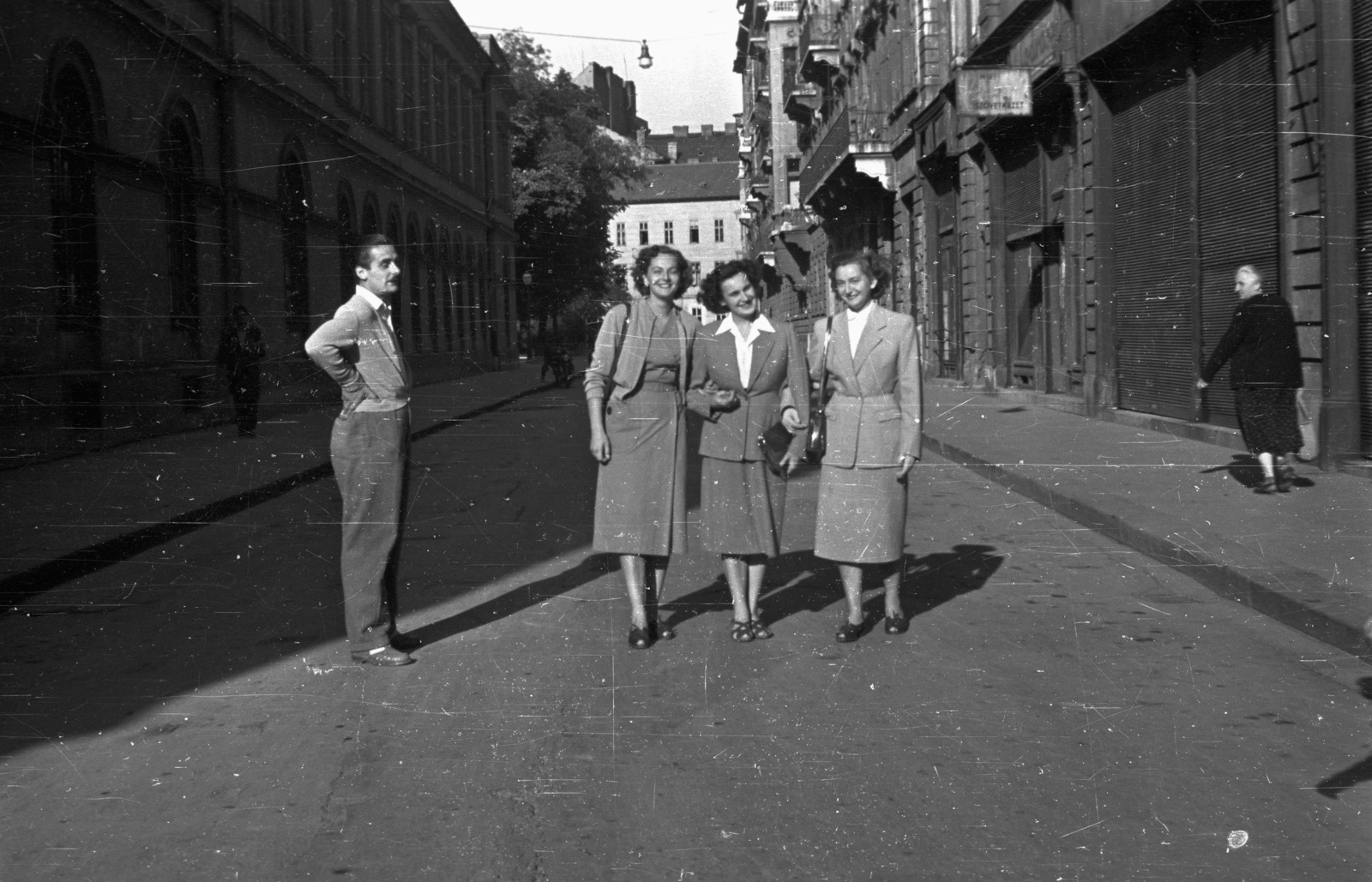 Hungary, Budapest V., Henszlmann Imre utca a Magyar utca felé nézve, balra a Károlyi palota és a Károlyi kert., 1953, Nagy Gyula, Budapest, women, hold upper arms, costume, Fortepan #51932
