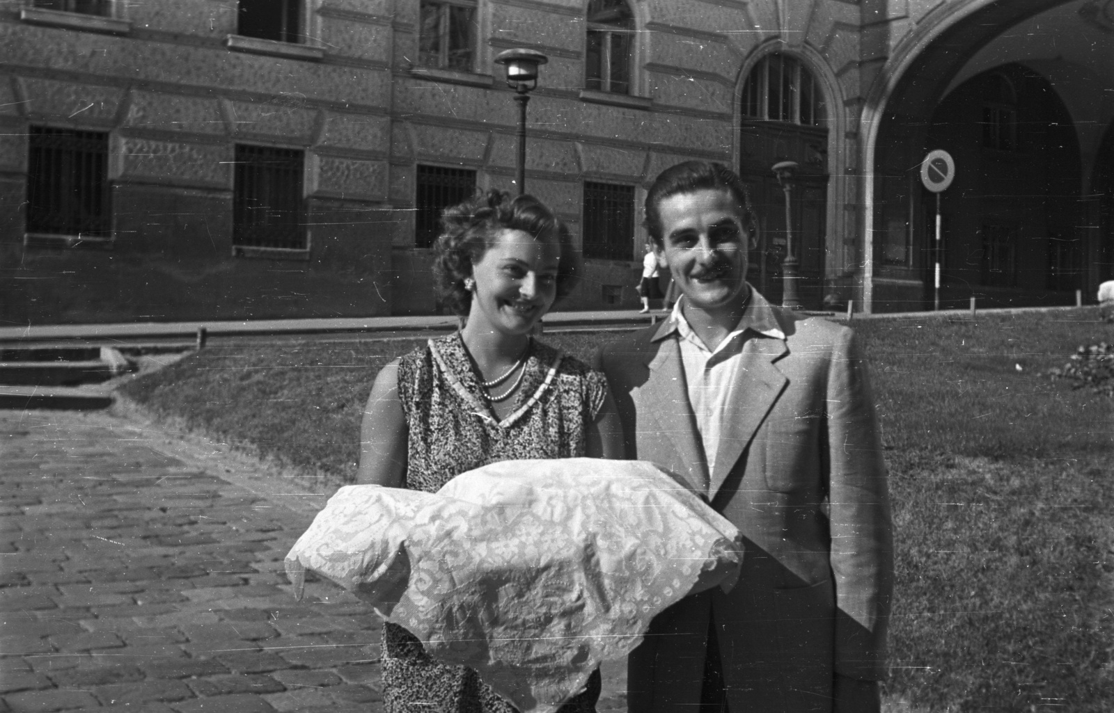 Hungary, Budapest V., Március 15. tér, jobbra a Piarista köz., 1953, Nagy Gyula, Budapest, secret, smile, man and woman, Fortepan #51936