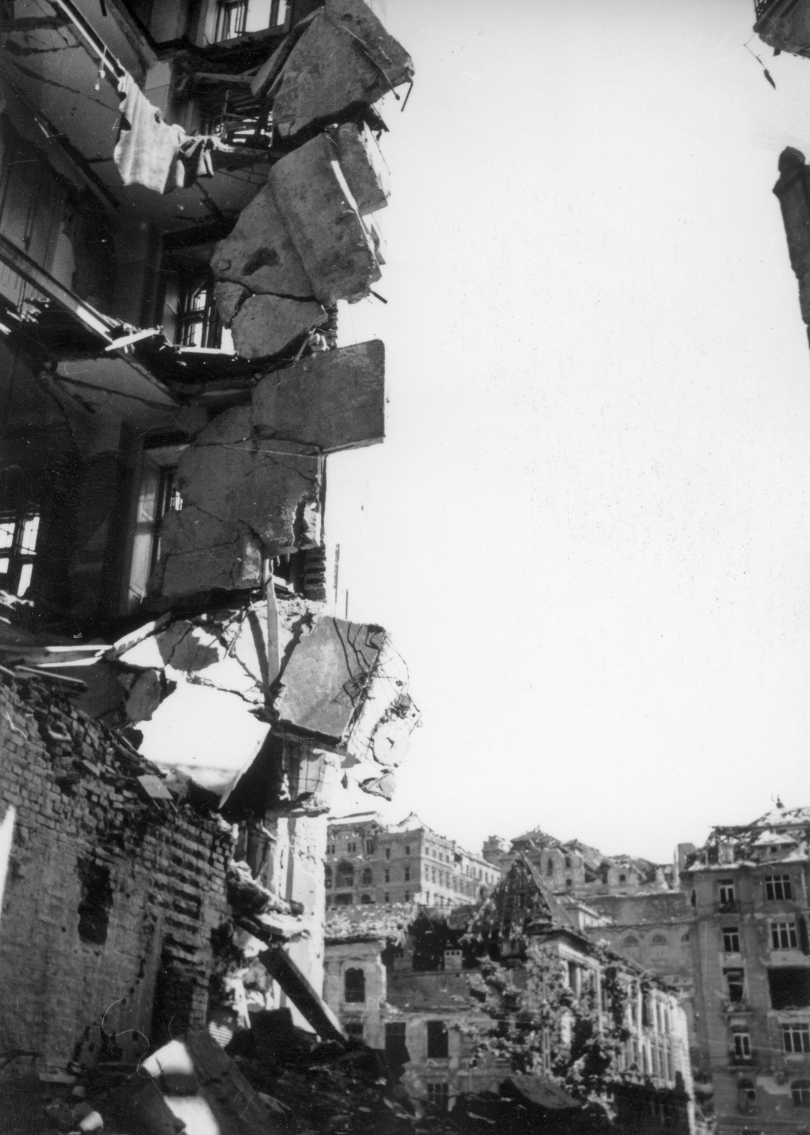 Hungary, Budapest I., kilátás az Orvos utcából a Krisztina körút - Attila út (Szent János tér) felé, szemben a Verbőczy István (később Petőfi Sándor) Gimnázium romos épülete., 1945, Kramer István dr, Kunszt János, war damage, ruins, Budapest, Fortepan #52001