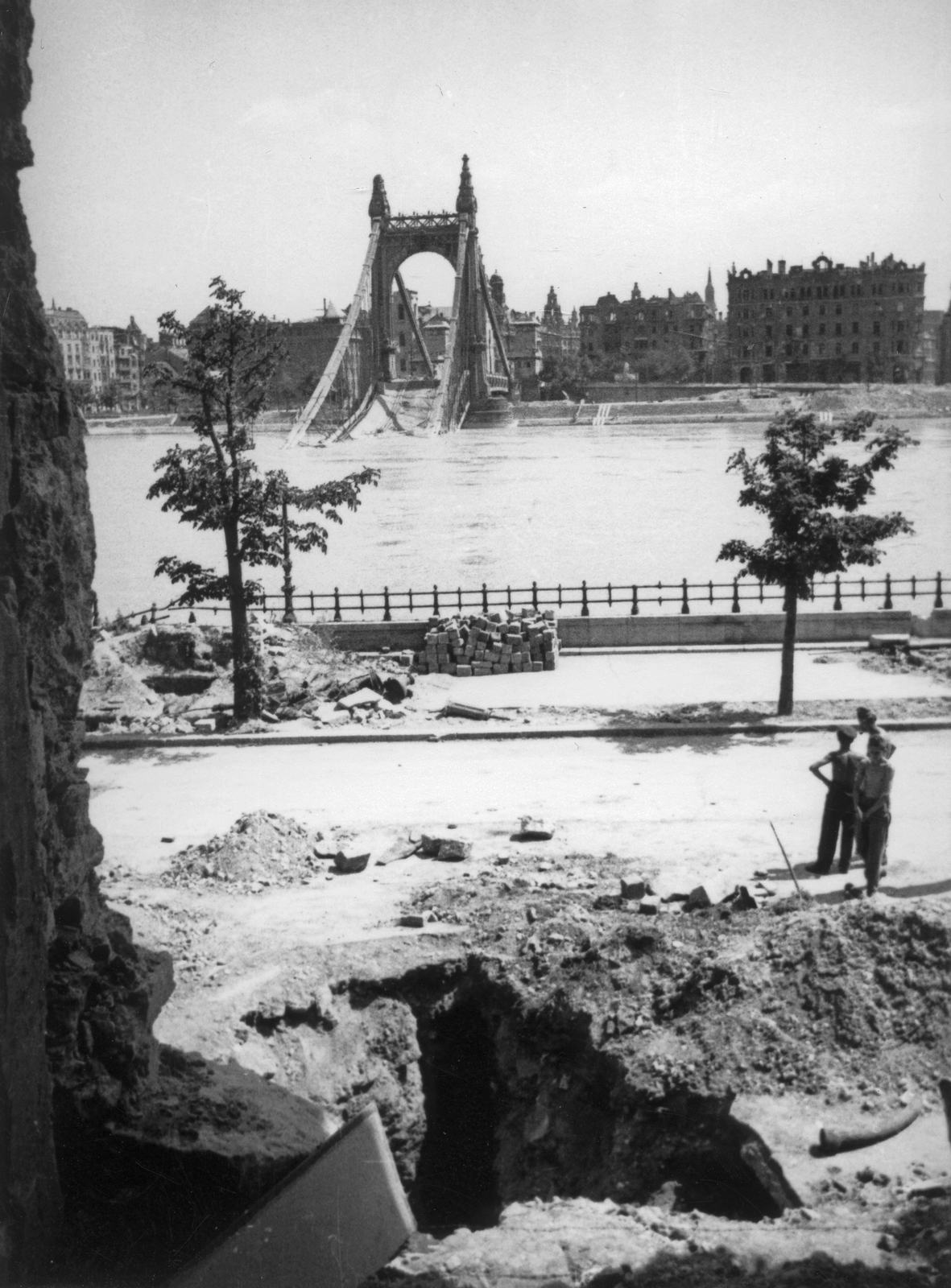 Hungary, Budapest I., a lerombolt Erzsébet híd pesti hídfője a Rudas fürdő romjaitól nézve., 1945, Kramer István dr, Kunszt János, war damage, wrecked bridge, ruins, Danube, eclectic architecture, Budapest, suspension bridge, Antal Kherndl-design, Aurél Czekelius-design, Fortepan #52008