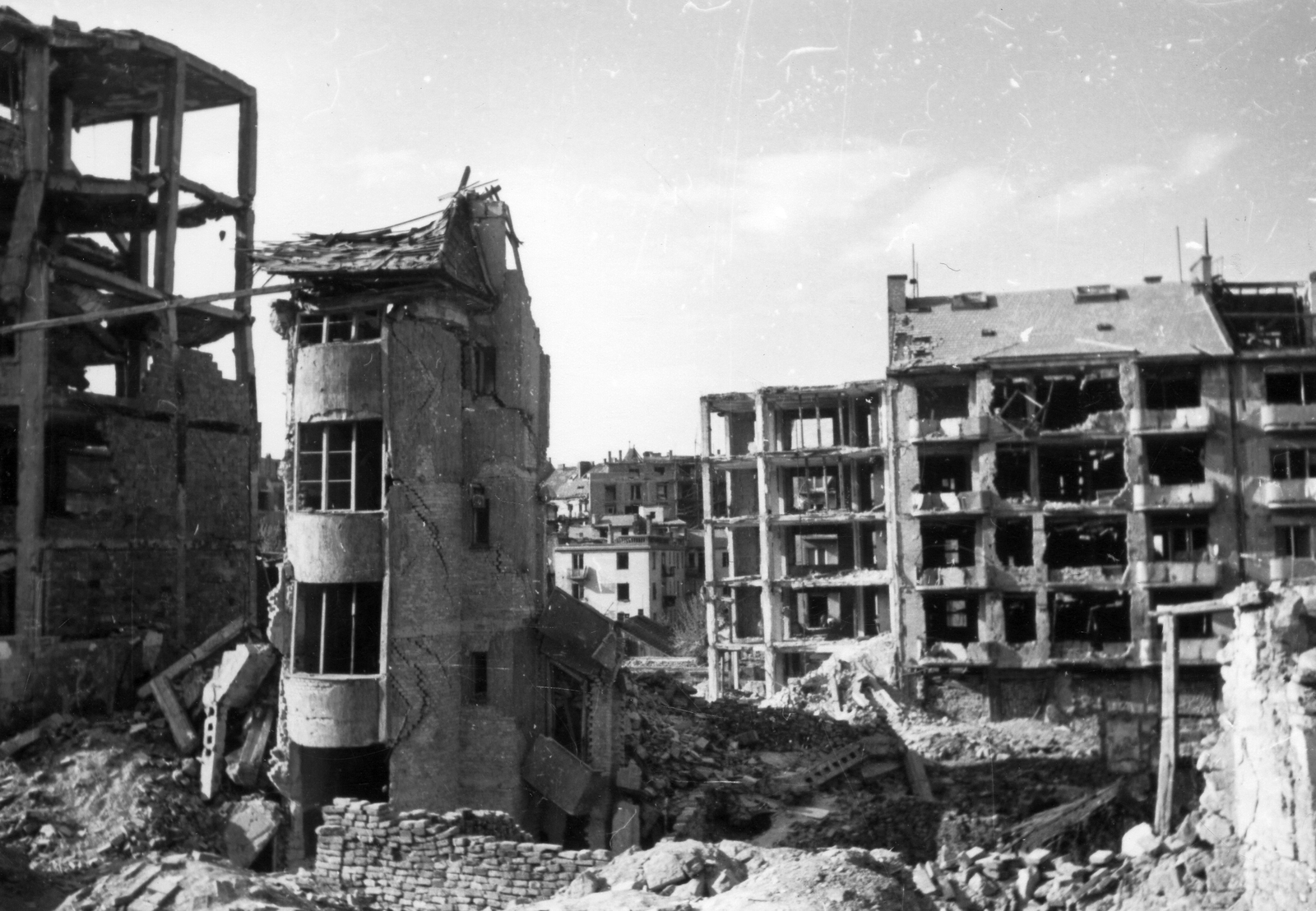 Magyarország, Budapest I., a Hattyú utca házai a Batthyány utcáról nézve, szemben a Hattyú utca 17/b., 1945, Kramer István dr, Kunszt János, háborús kár, rom, tégla, Budapest, Fortepan #52046