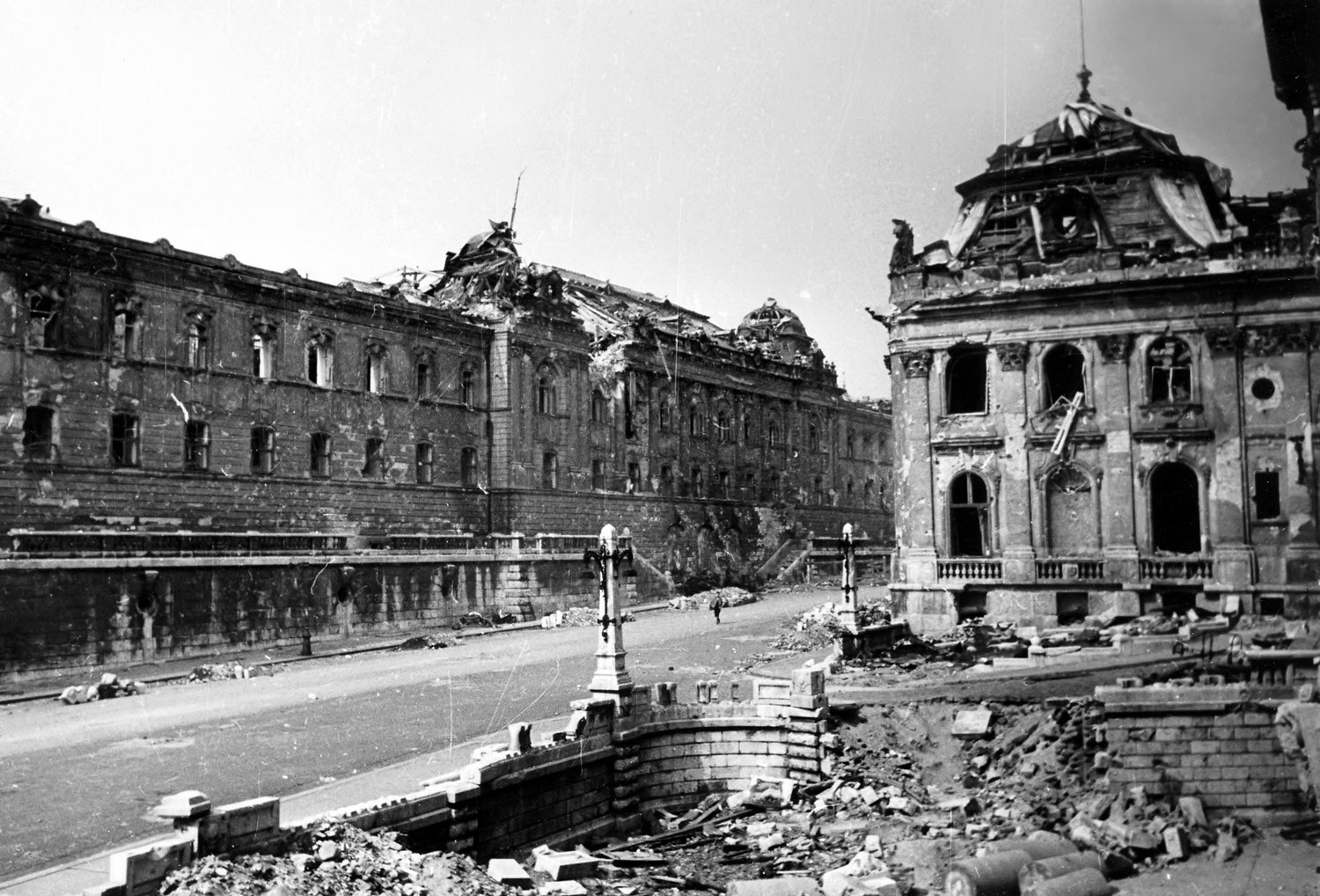 Hungary, Budapest I., Királyi Palota (később Budavári Palota) Hunyadi udvara, szemben az Istállóépület., 1945, Kramer István dr, Kunszt János, war damage, ruins, palace, stable, Budapest, Fortepan #52049