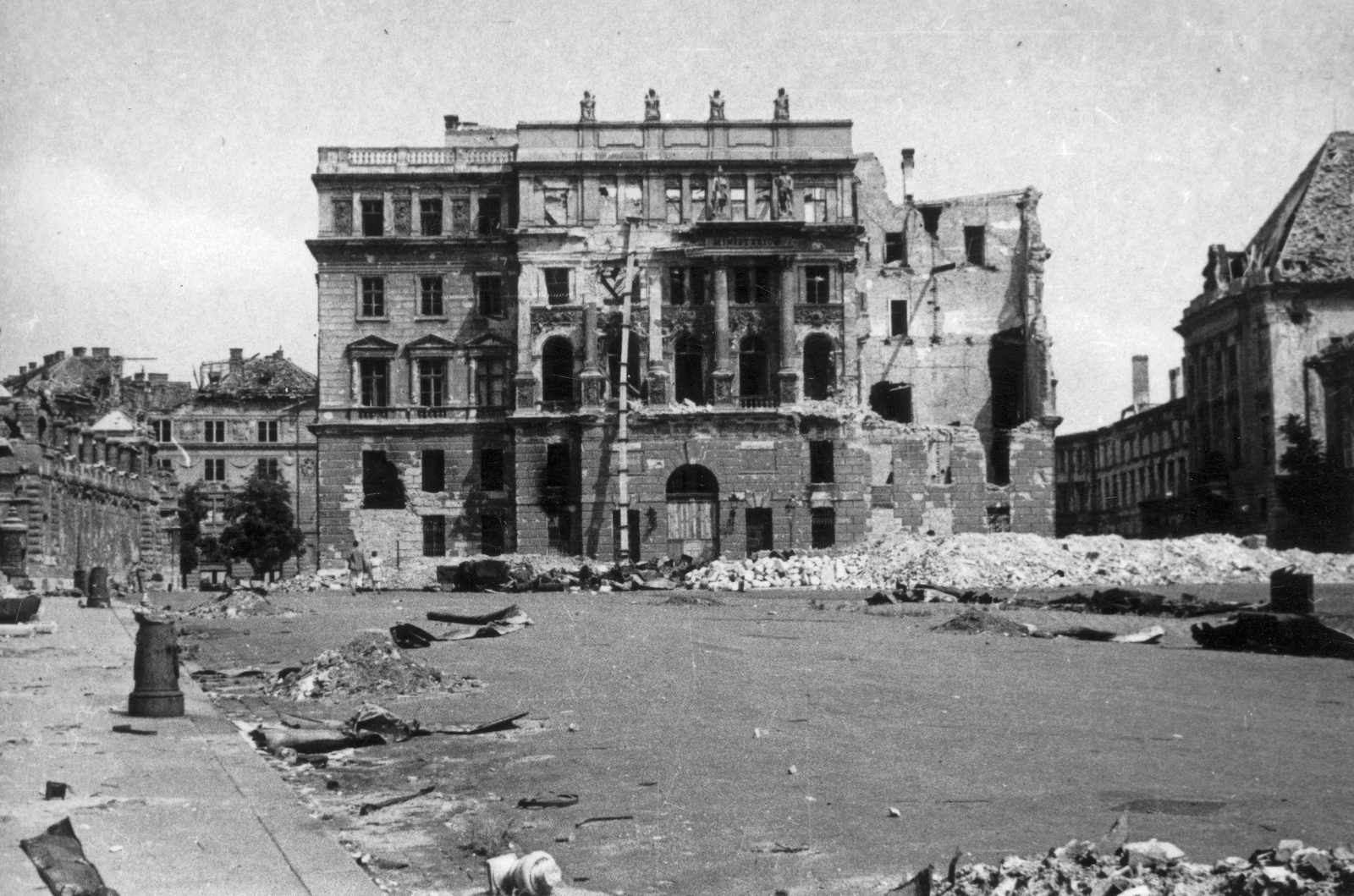 Magyarország, budai Vár, Budapest I., Szent György tér, Honvédelmi Minisztérium., 1945, Kramer István dr, Kunszt János, háborús kár, rom, Budapest, Fortepan #52051