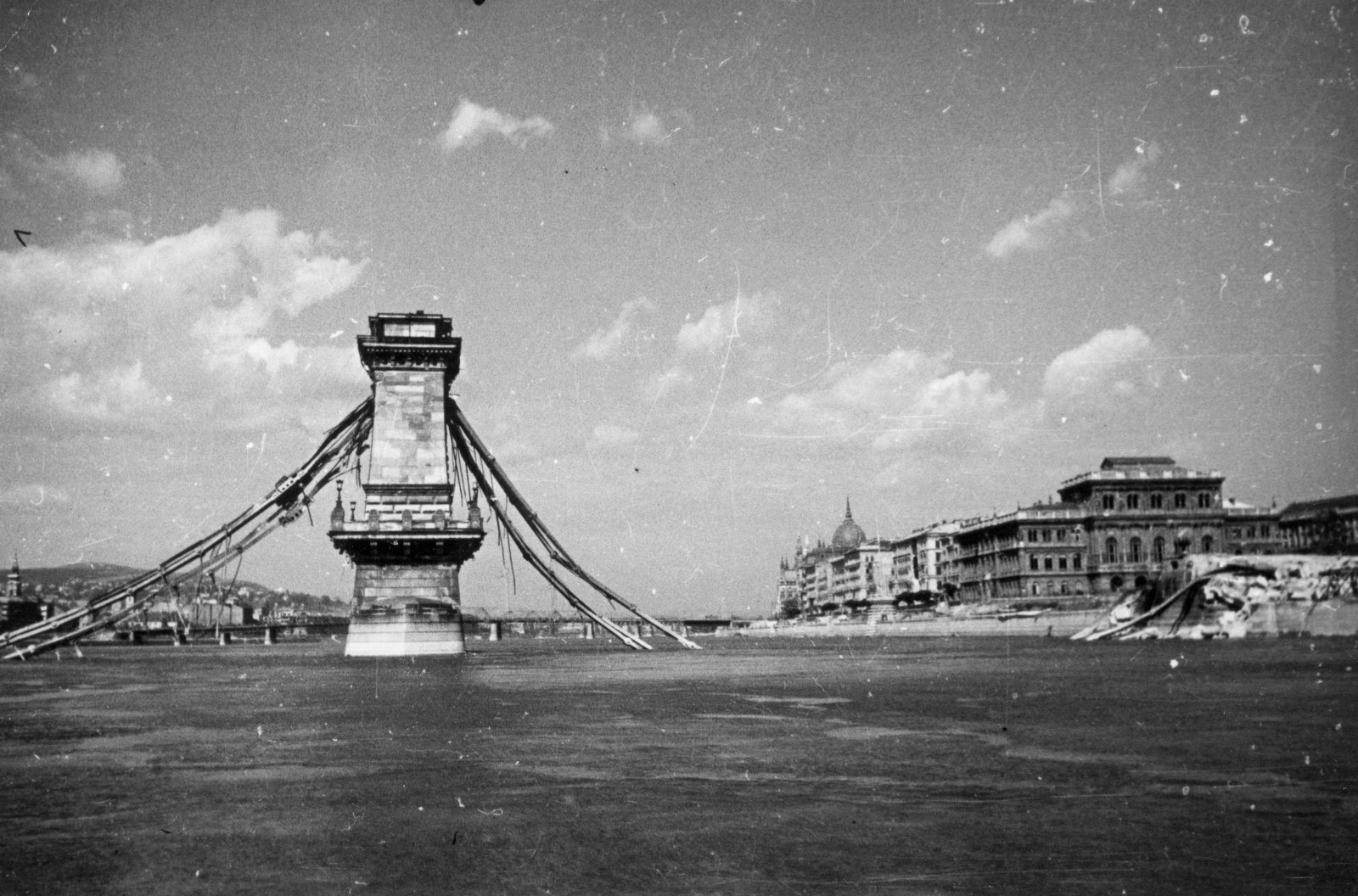 Magyarország, Budapest V., a lerombolt Széchenyi Lánchíd, háttérben a Parlament és a Kossuth híd., 1946, Kramer István dr, Kunszt János, háborús kár, hídroncs, Duna, Budapest, függőhíd, William Tierney Clark-terv, Fortepan #52053