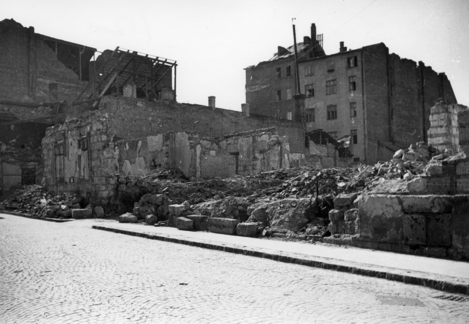 Magyarország, Budapest I., Pálya utca 11. és 9. romjai, háttérben a Márvány utca 14. és 12. hátsó homlokzata., 1945, Kramer István dr, Kunszt János, háborús kár, rom, Budapest, Fortepan #52054