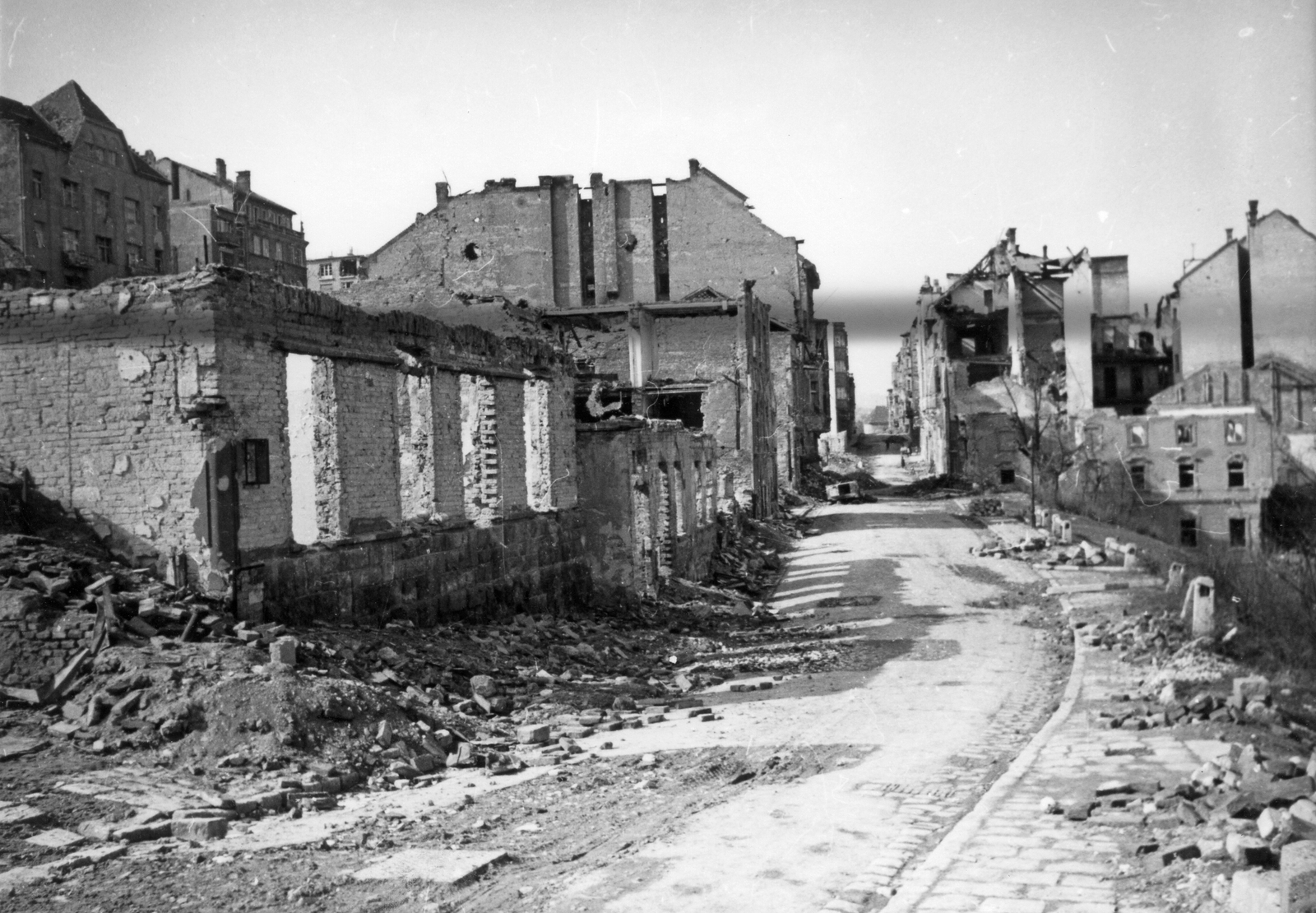 Magyarország, Budapest I., Gellérthegy utca a Pásztor lépcsőnél., 1945, Kramer István dr, Kunszt János, háborús kár, rom, Budapest, Fortepan #52056