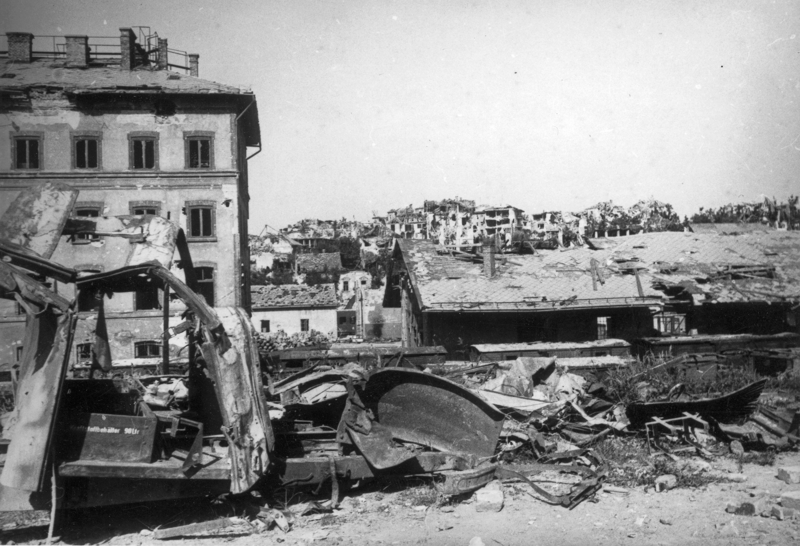 Hungary, Budapest I., a Déli pályaudvar tároló-rendező állomása, szemben a Naphegyen álló romos épületek láthatók., 1945, Kramer István dr, Kunszt János, war damage, wreck, ruins, train station, Budapest, Fortepan #52059