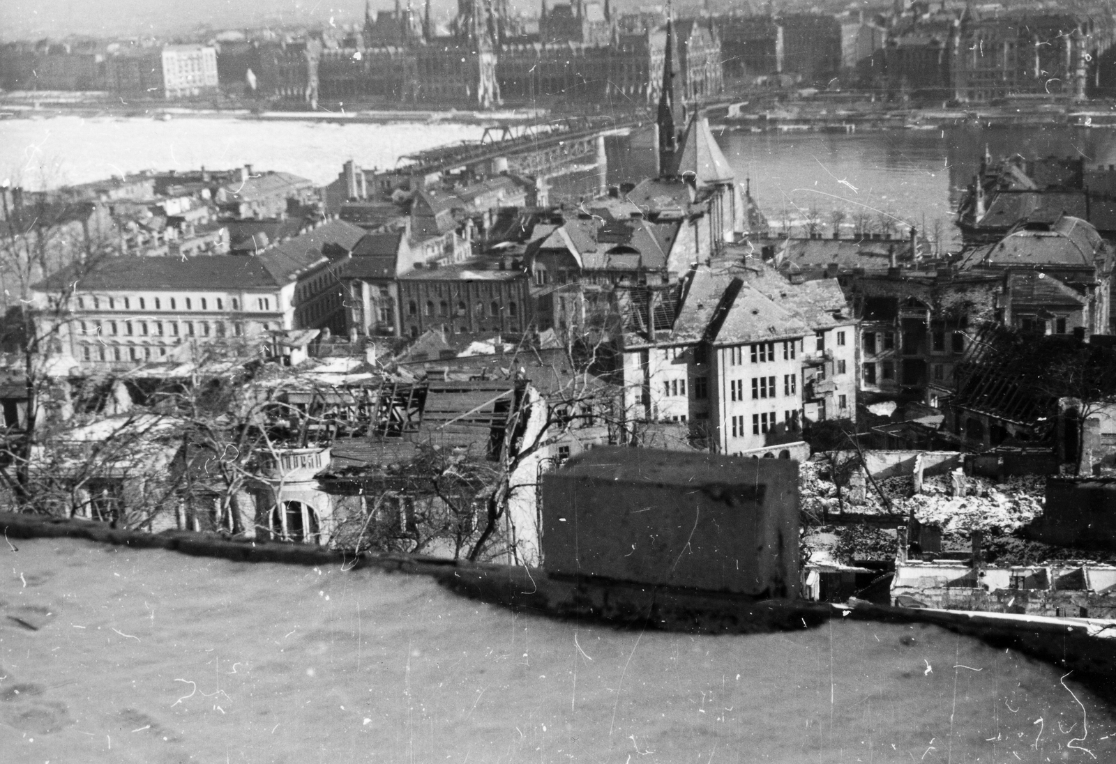 Magyarország, Budapest I., a Víziváros látképe, háttérben a Kossuth híd és a Parlament., 1946, Kramer István dr, Kunszt János, Steindl Imre-terv, neogótika, Duna, eklektikus építészet, Budapest, Fortepan #52062