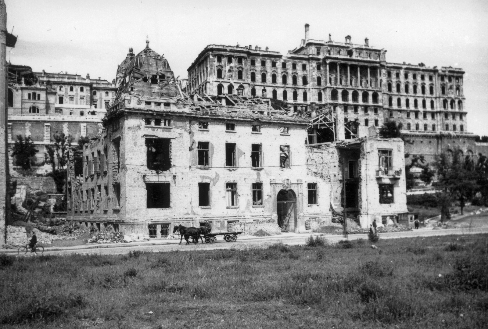 Magyarország, Budapest I., Attila út 33. (Attila körút 4.), Királyi Testőrség épülete (egykor Darabont laktanya), háttérben a Királyi Palota (később Budavári Palota)., 1945, Kramer István dr, Kunszt János, háborús kár, lovaskocsi, fogat, rom, Budapest, Fortepan #52063