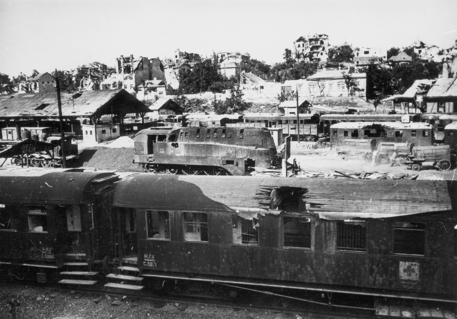 Magyarország, Budapest I., Déli pályaudvar, háttérben a Naphegy. Középen a MÁV 242. sorozatú áramvonalas szertartályos gőzmozdonyának roncsa., 1945, Kramer István dr, Kunszt János, gőzmozdony, MÁV, vasút, háborús kár, magyar gyártmány, járműroncs, MÁV 242 sorozat, Budapest, Fortepan #52066