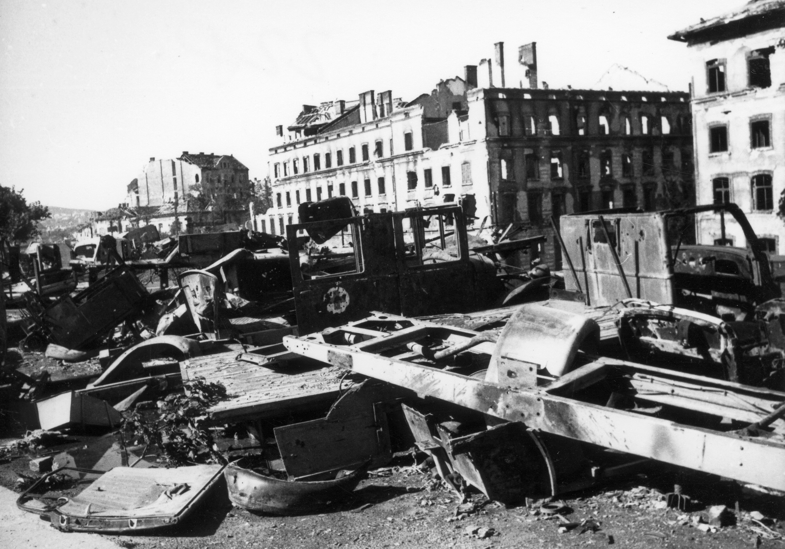 Magyarország, Budapest I., a Déli Vaspályatársaság egykori igazgatósági palotája, távolban a Márvány utca 7. sz. épület látszik., 1945, Kramer István dr, Kunszt János, háborús kár, mentőautó, járműroncs, vöröskereszt, vasútállomás, Budapest, Fortepan #52070