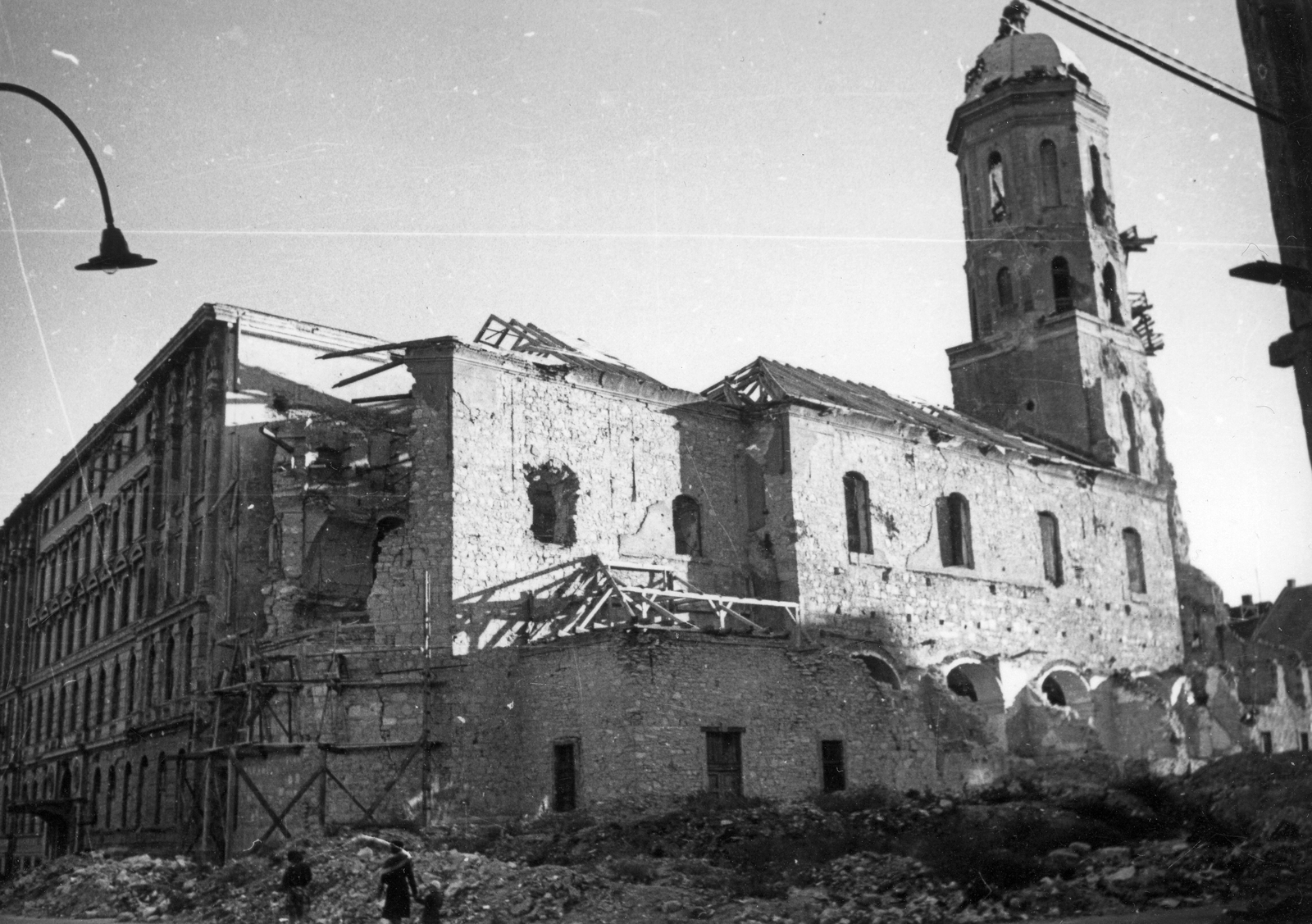 Hungary, Budapest I., Kapisztrán tér, Mária Magdolna-templom. Balra az Országház utca., 1945, Kramer István dr, Kunszt János, church, war damage, ruins, Budapest, Fortepan #52080