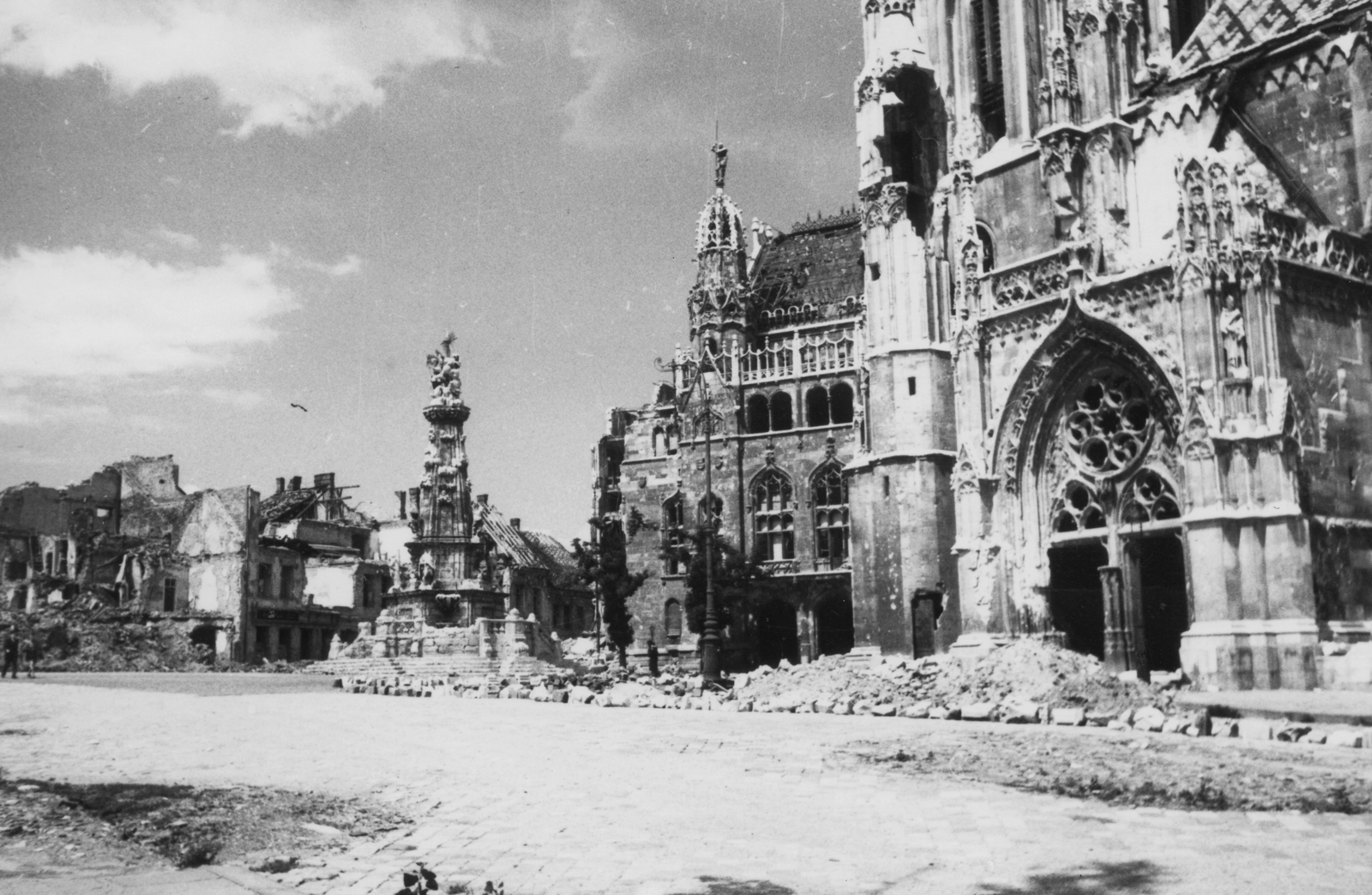 Magyarország, budai Vár, Budapest I., Szentháromság tér., 1945, Kramer István dr, Kunszt János, templom, háborús kár, emlékmű, rom, Budapest, Fortepan #52086