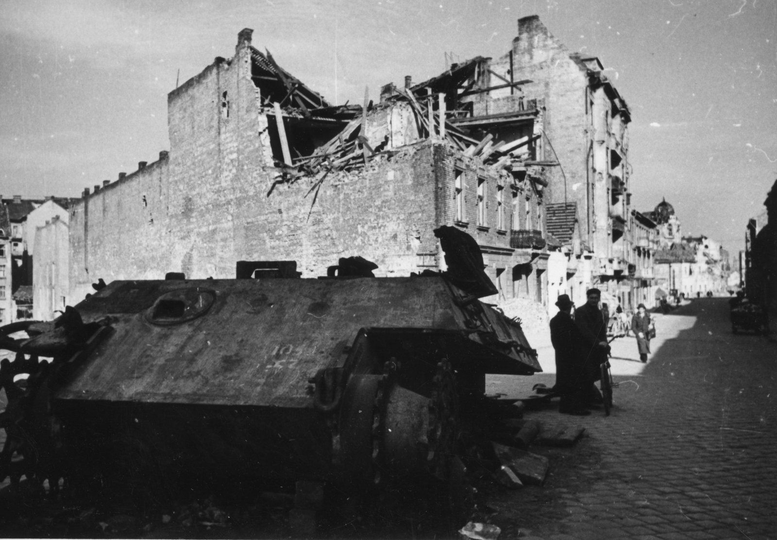 Hungary, Budapest II., Retek utca a Fény utcától a Széna tér felé nézve. Német Panther típusú harckocsi roncsa., 1945, Kramer István dr, Kunszt János, German brand, tank, wreck, Panther tank, Budapest, Fortepan #52088
