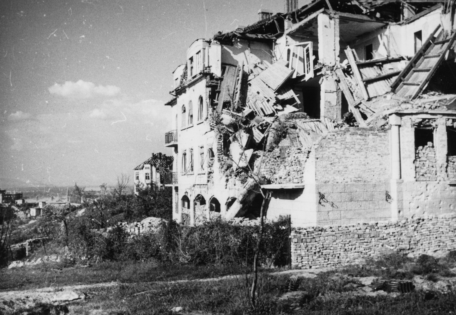 Magyarország, Budapest I., Bérc utca 23., távolban a Parlament., 1945, Kramer István dr, Kunszt János, háborús kár, rom, Budapest, Fortepan #52089