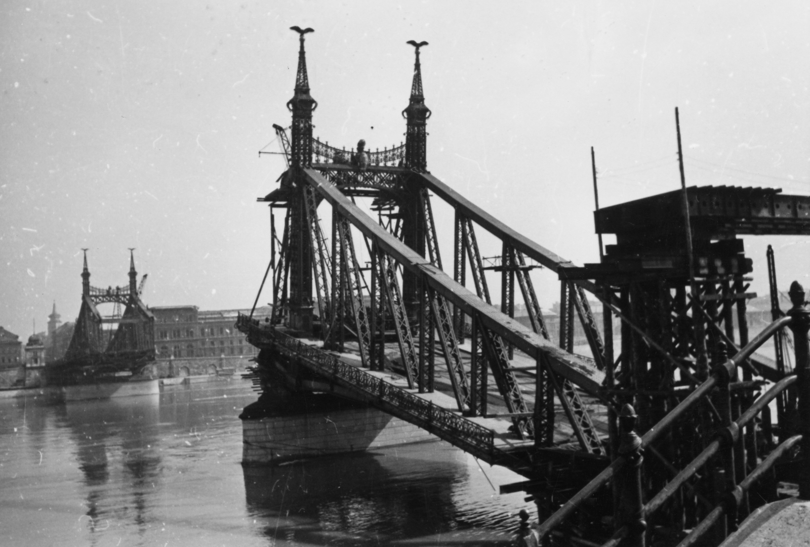 Magyarország, Budapest XI., a lerombolt Szabadság híd helyreállítása a budai hídfőnél., 1946, Kramer István dr, Kunszt János, háborús kár, hídpillér, hídroncs, Duna, Budapest, Duna-híd, Feketeházy János-terv, Fortepan #52106