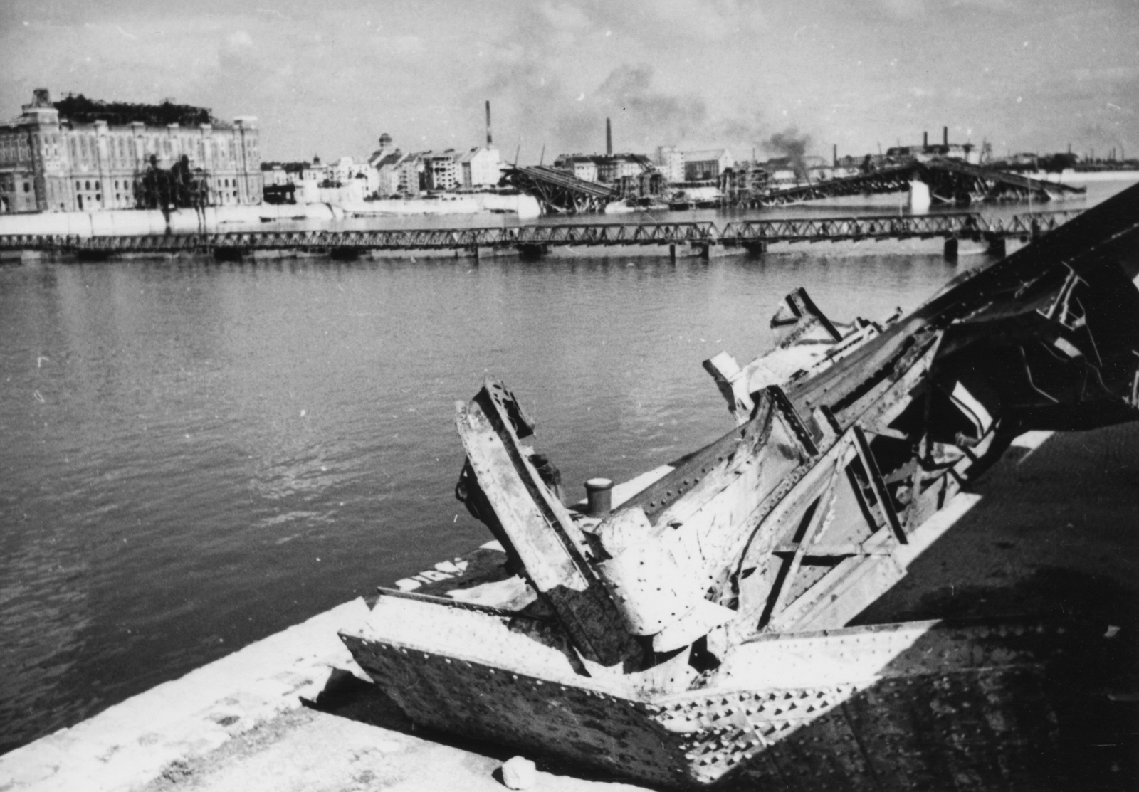 Magyarország, Budapest XI., pontonhíd a Dunán, a Műegyetem rakpartról a lerombolt Petőfi (Horthy Miklós) híd felé nézve. A túlparton az Elevátor-ház., 1946, Kramer István dr, Kunszt János, háborús kár, hídroncs, rom, épületkár, Duna, pontonhíd, raktár, Budapest, gabonatároló, Christian Ulrich-terv, Álgyay Hubert Pál-terv, Fortepan #52110