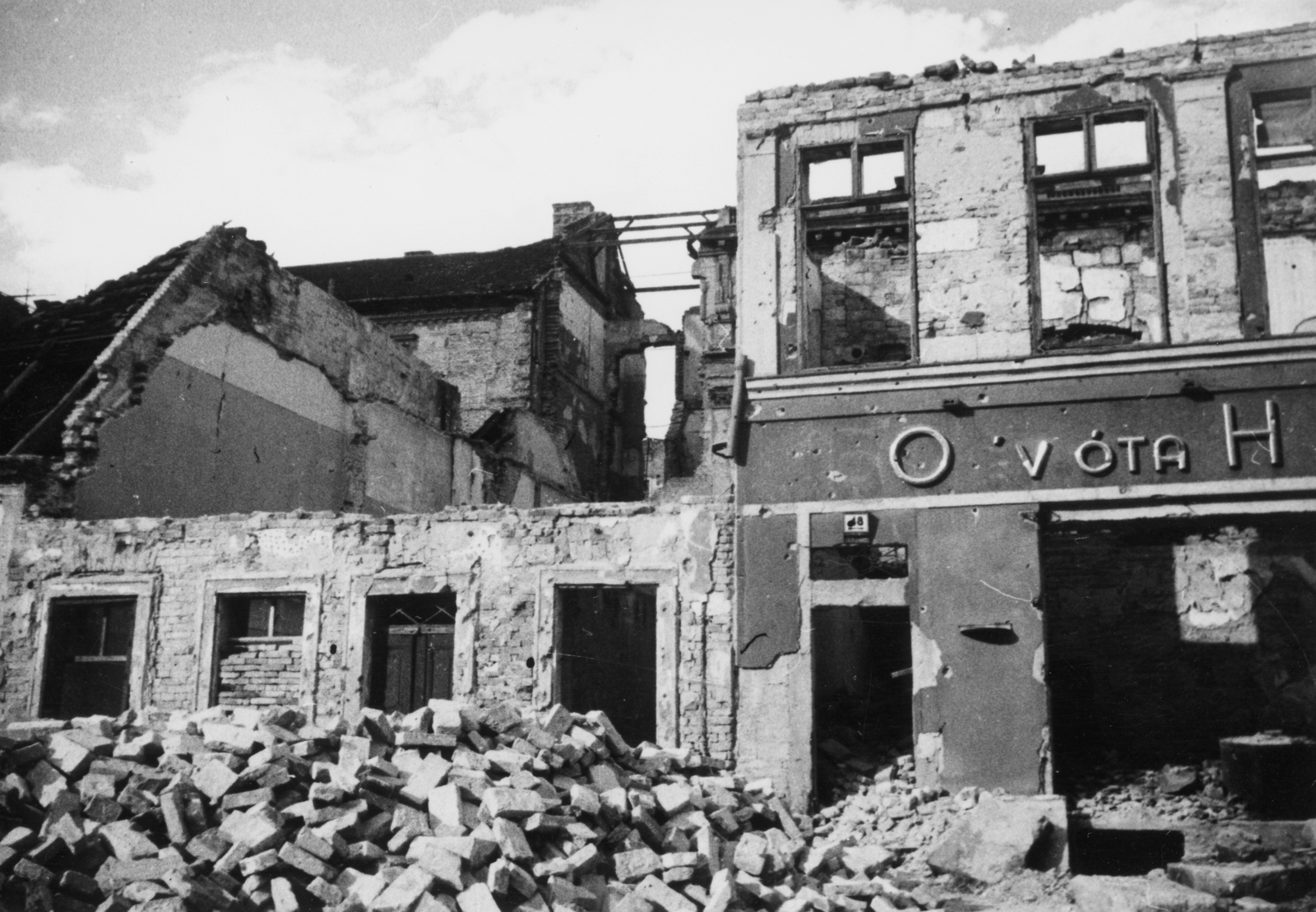 Hungary, Tabán, Budapest I., az Alexandriai Szent Katalin-templom előtti épületek, ma Attila út 1., 3. (Attila körút 46., 48.). Háttérben a Döbrentei utca épületei., 1945, Kramer István dr, Kunszt János, war damage, ruins, Budapest, brick, label, Fortepan #52111