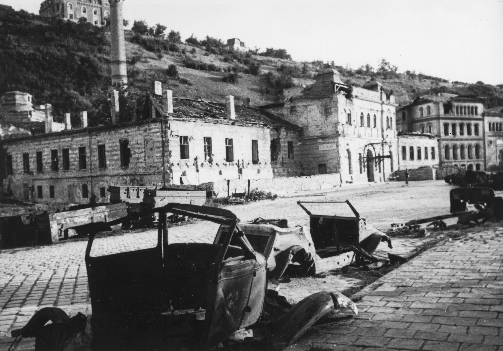 Magyarország, Tabán, Budapest I., Rác fürdő., 1945, Kramer István dr, Kunszt János, utcakép, Volkswagen-márka, járműroncs, rom, Budapest, Volkswagen Kübelwagen, Fortepan #52112