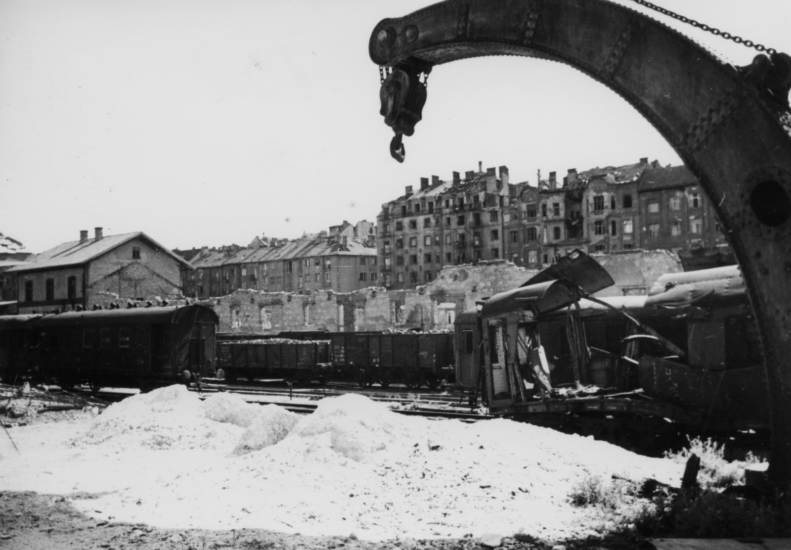 Magyarország, Budapest XII.,Budapest I., Déli pályaudvar tároló-rendező állomása. Szemben az Avar utca házai, középen a Kapitány utca torkolata., 1945, Kramer István dr, Kunszt János, MÁV, vasút, háborús kár, járműroncs, Budapest, Fortepan #52117