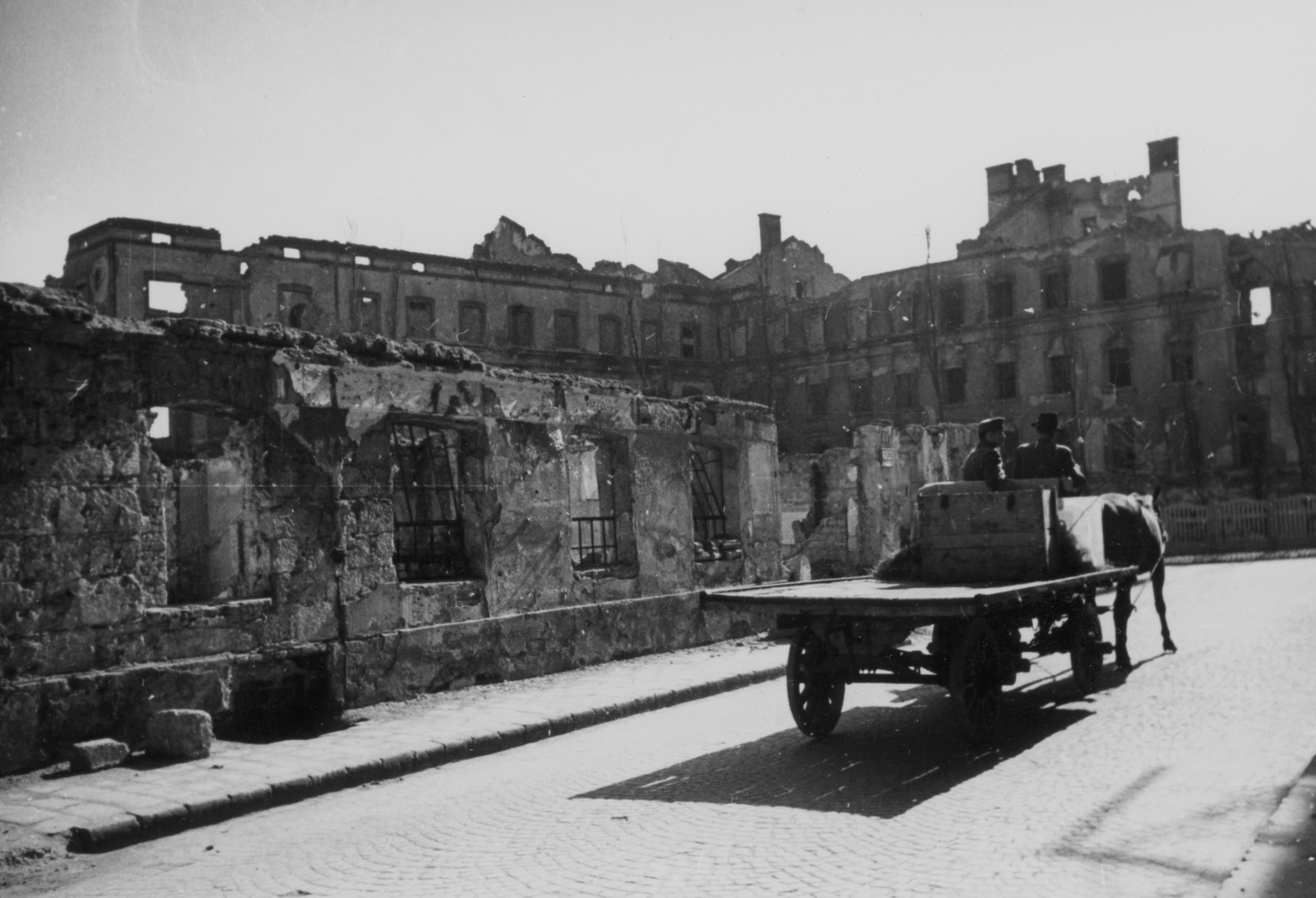 Magyarország, Budapest I., Pálya utca a Győző utca felé nézve, szemben a Déli Vaspályatársaság egykori igazgatósági épülete., 1945, Kramer István dr, Kunszt János, háborús kár, szekér, lovaskocsi, fogat, rom, Budapest, Fortepan #52120